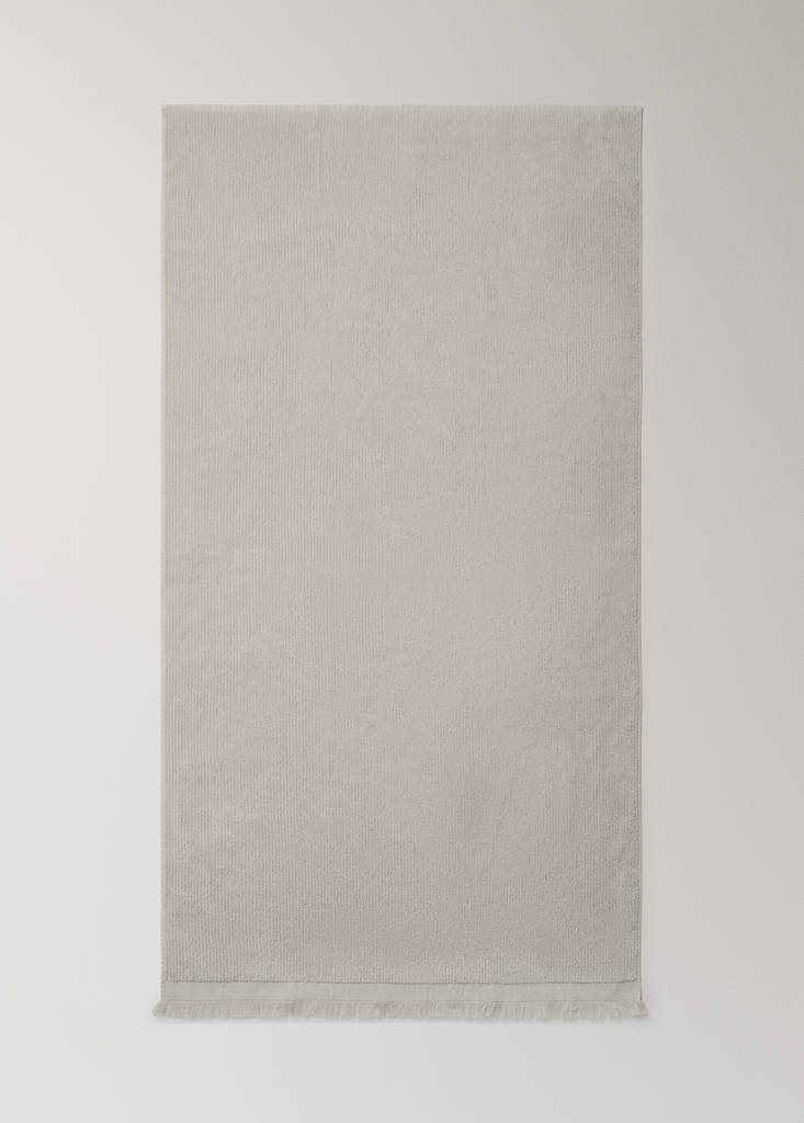 Textured bath towel with fringes — Light/Pastel Grey