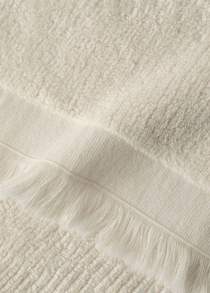 Textured guest towel with fringes — Ecru