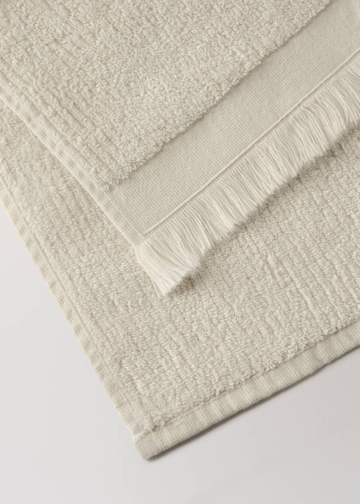 Textured guest towel with fringes — Ecru