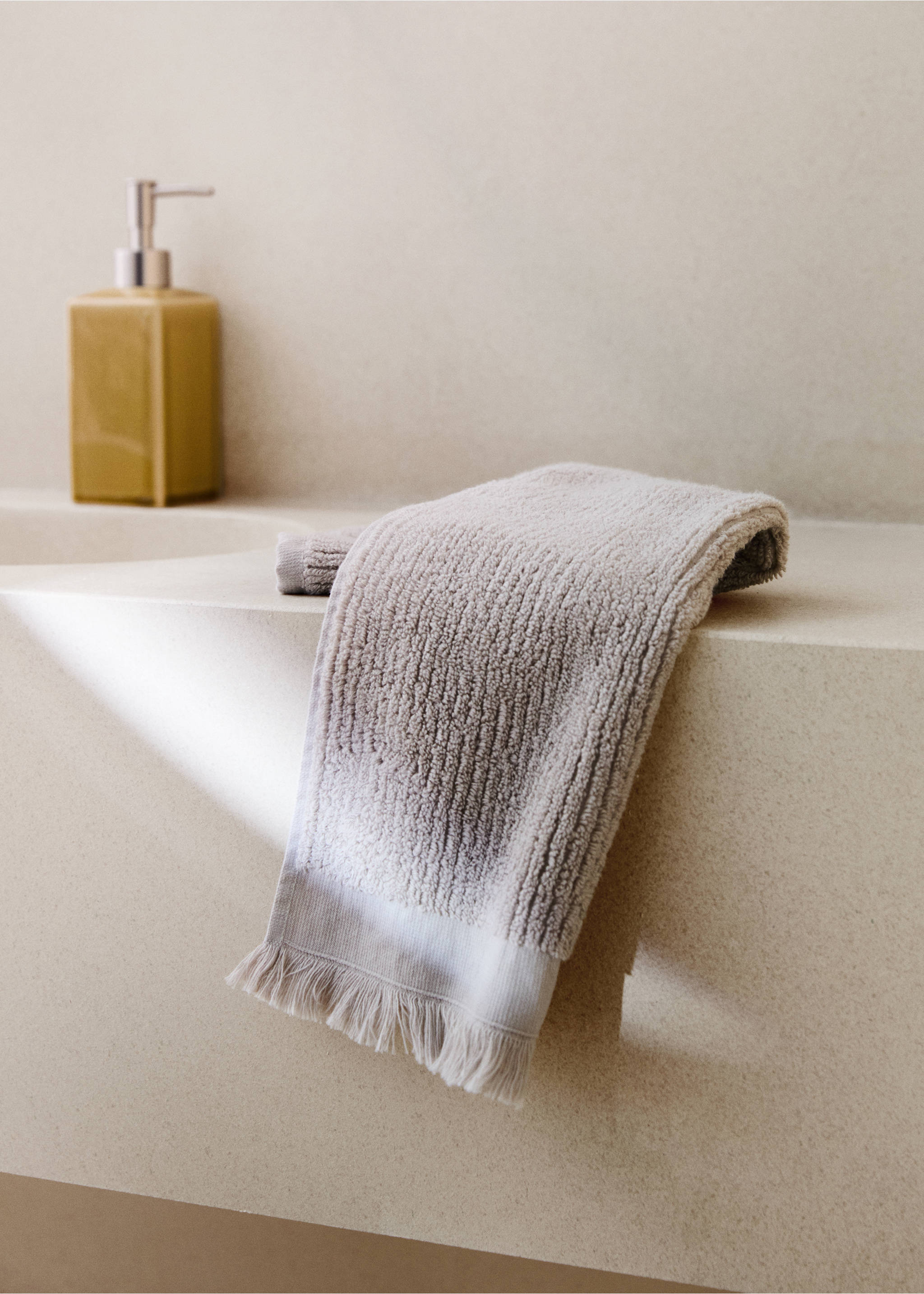 Textured guest towel with fringes - General plane, Light/Pastel Grey. Ref: 27001563-00.