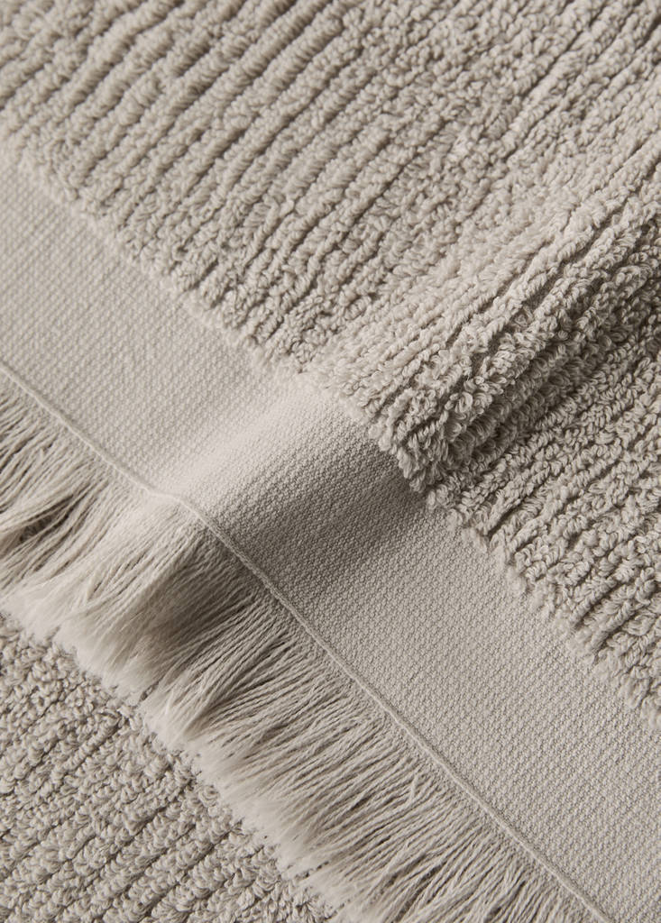 Textured guest towel with fringes — Light/Pastel Grey