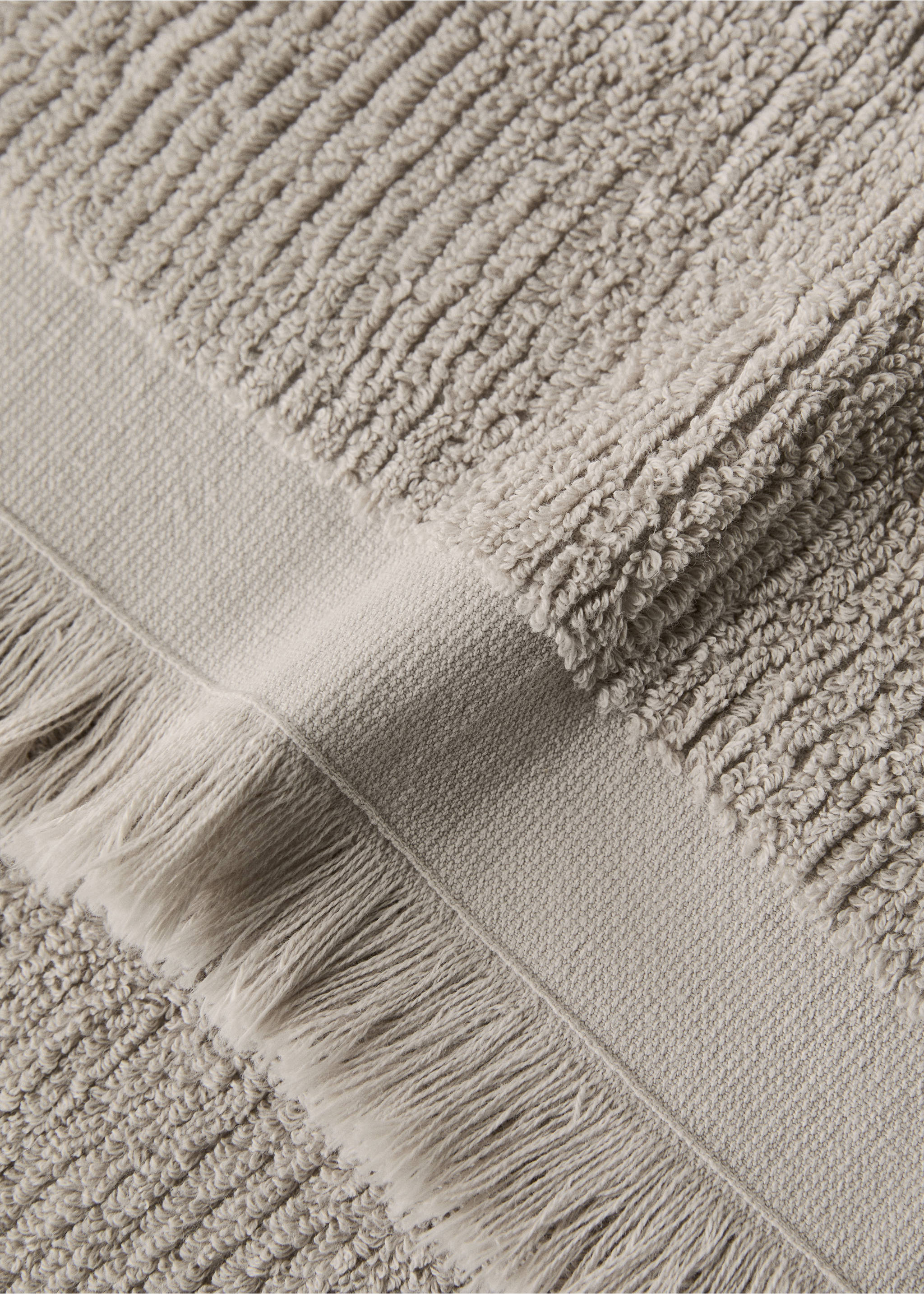 Textured guest towel with fringes - Details of the article 1, Light/Pastel Grey. Ref: 27001563-00.