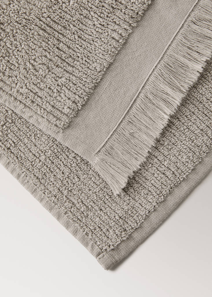 Textured guest towel with fringes — Light/Pastel Grey