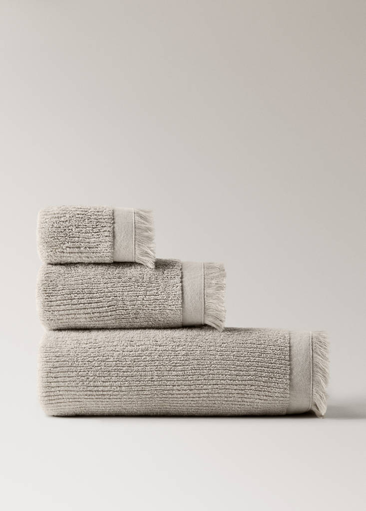 Textured guest towel with fringes — Light/Pastel Grey