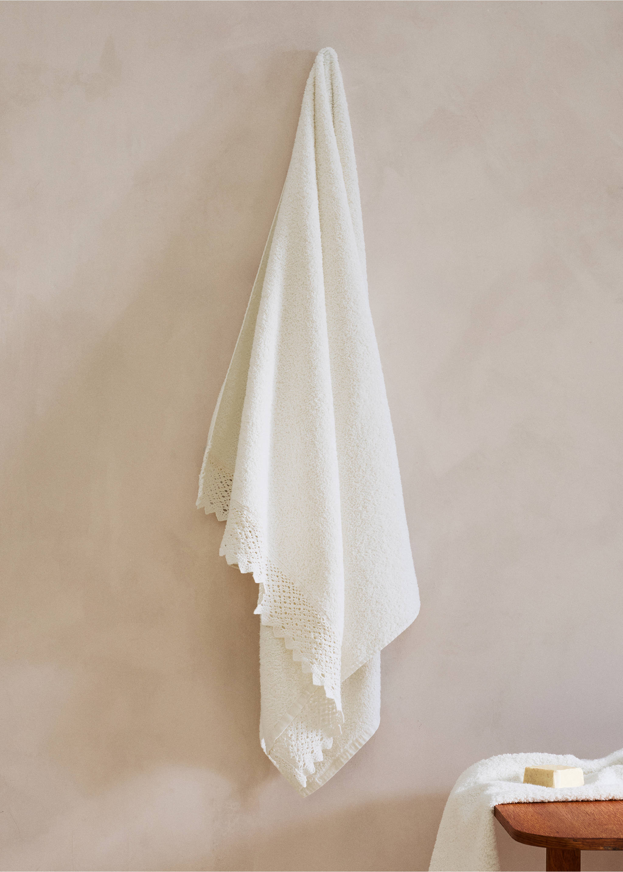 Πετσέτα μπάνιου 100% βαμβάκι με δαντέλα - Γενικό πλάνο, Εκρού. Ref: 27001566-00.