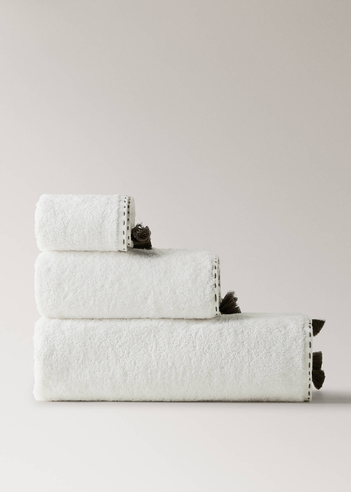 Guest towel with topstitching finish and pompom detail — Off White
