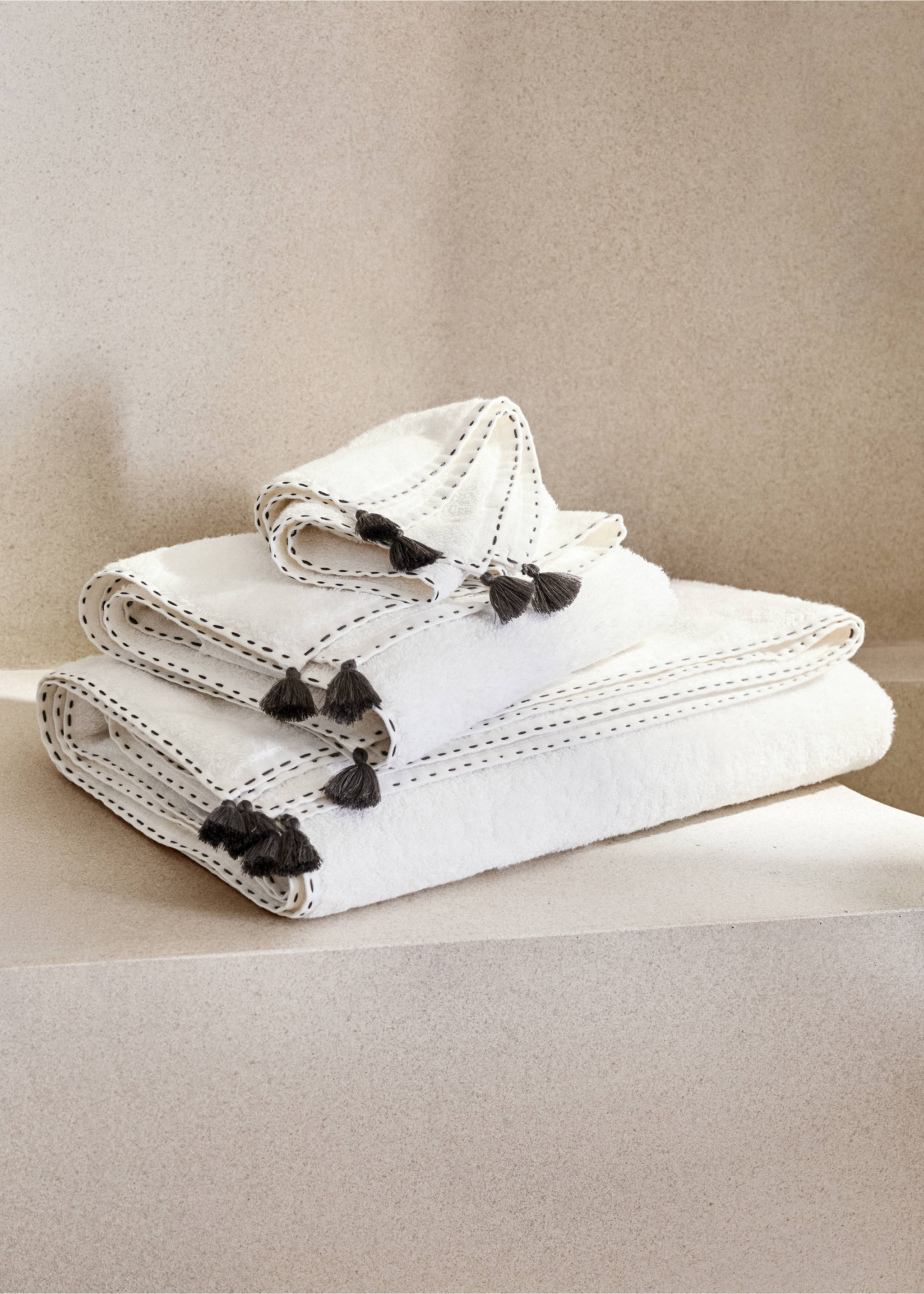 Hand towel with topstitched finish and pompom detail - General plane, Off White. Ref: 27001568-00.