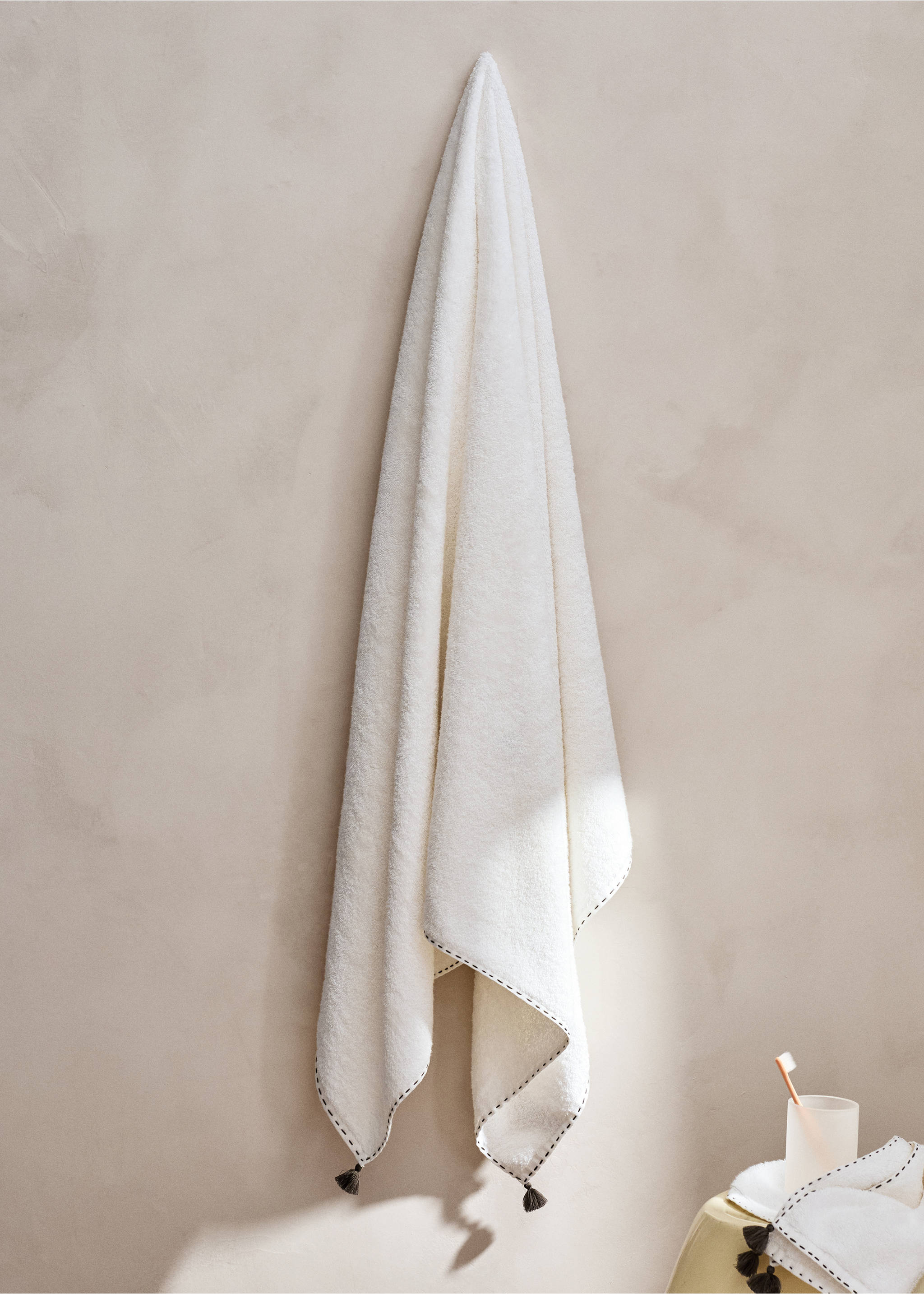 Bath towel with topstitch finish and pompom detail - General plane, Off White. Ref: 27001569-00.