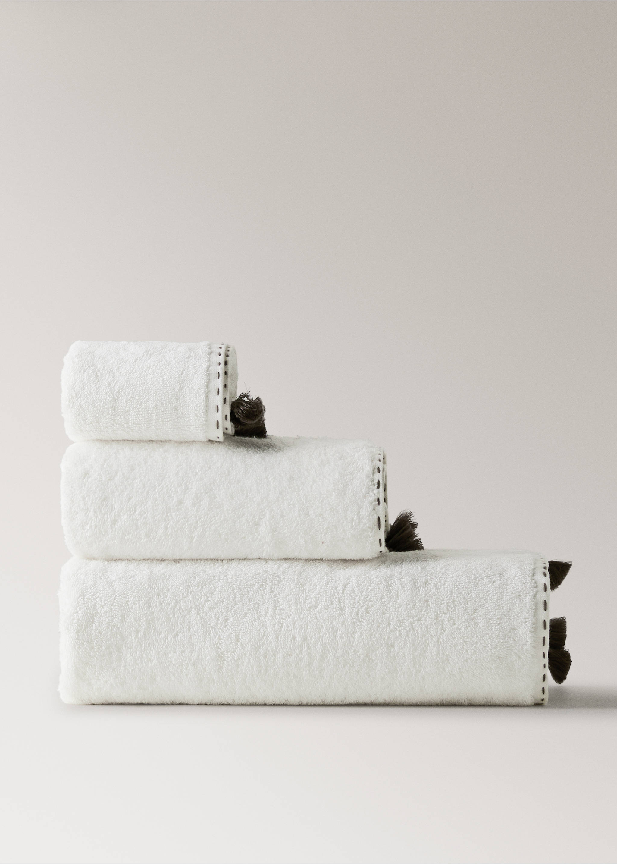 Bath towel with topstitch finish and pompom detail - Article without model, Off White. Ref: 27001569-00.