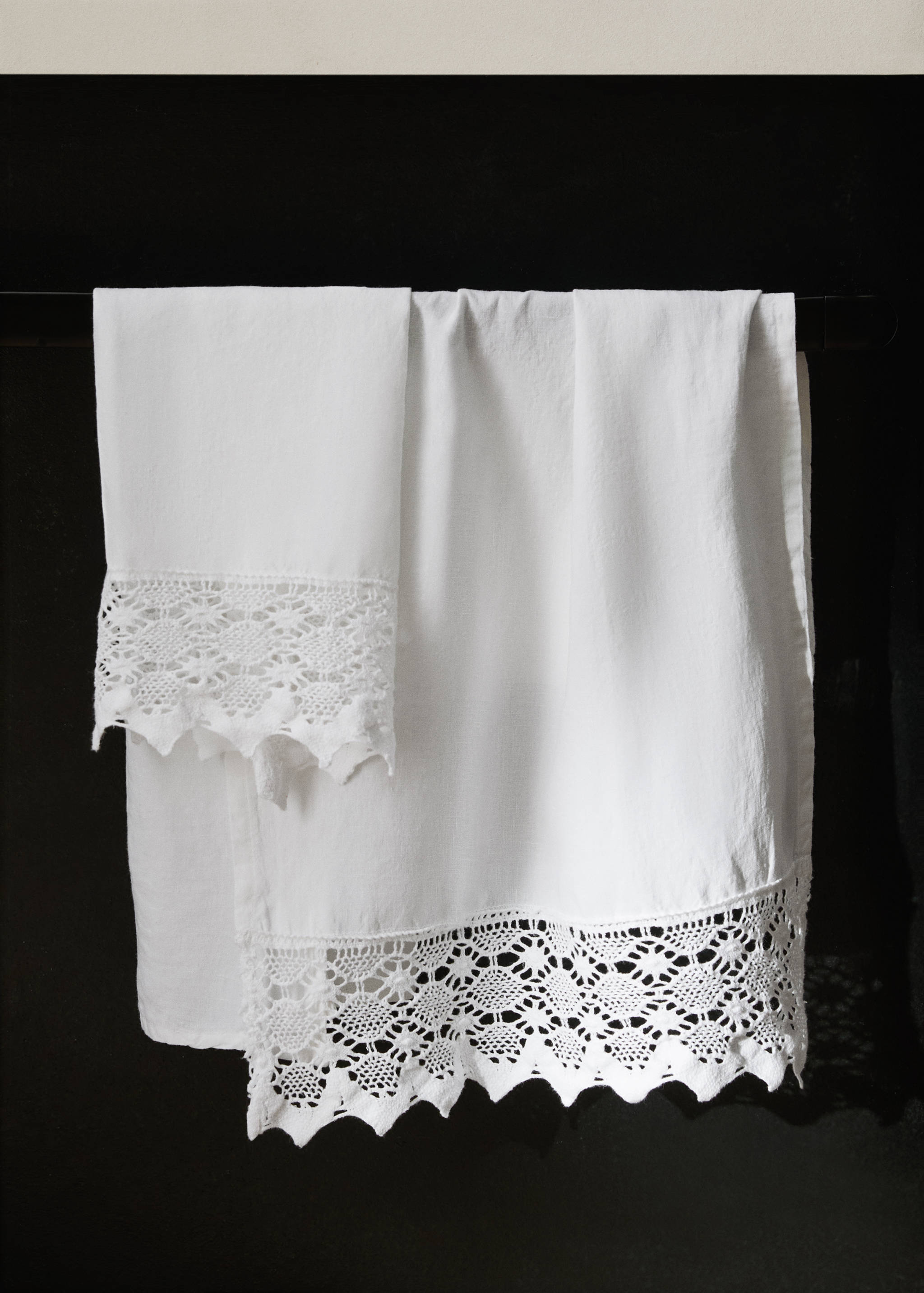 Πετσέτα λινή με τελείωμα δαντέλα - Γενικό πλάνο