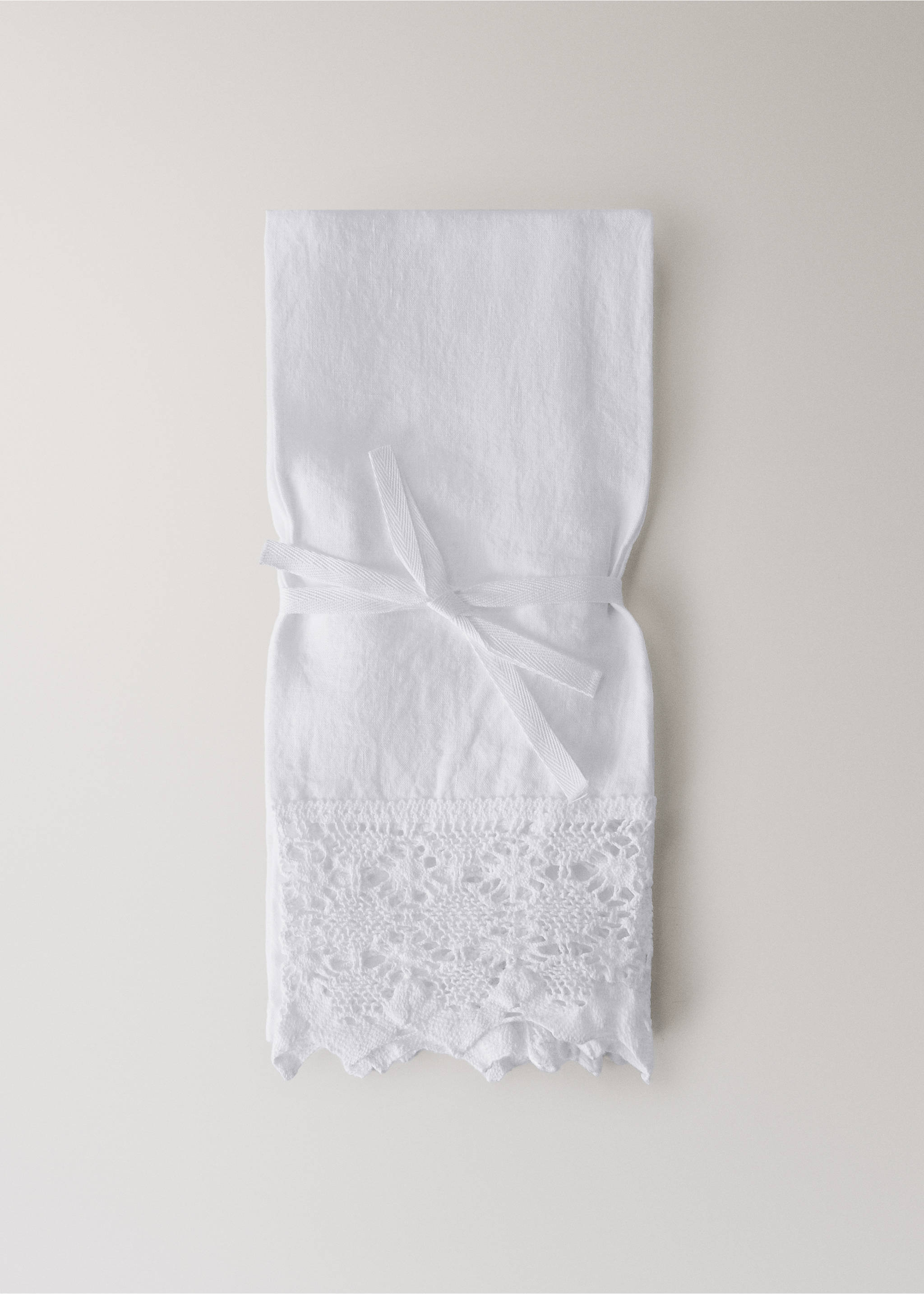 Prosop din in cu bordură din dantelă - Detaliu al articolului 2, Alb. Ref: 27001570-00.