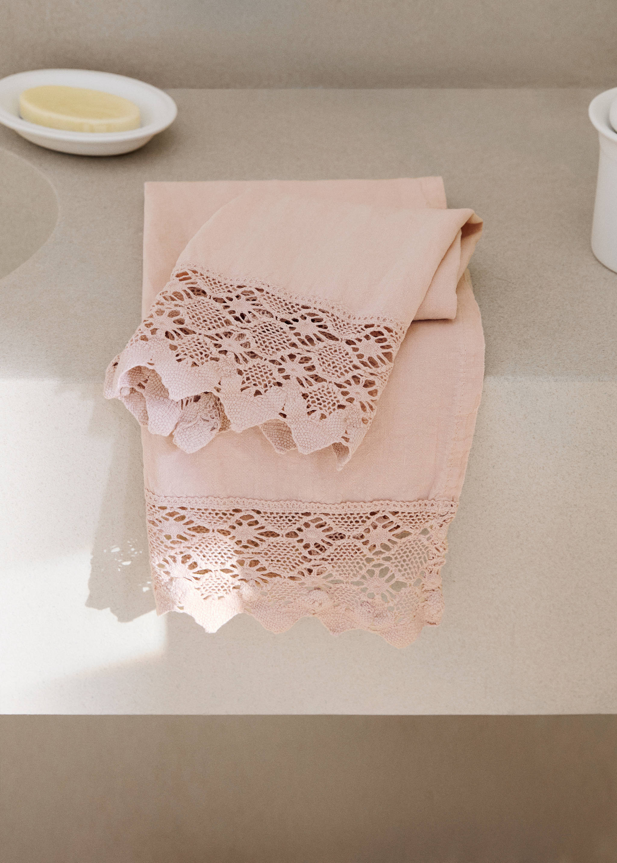 Linen towel with lace edging - General plane