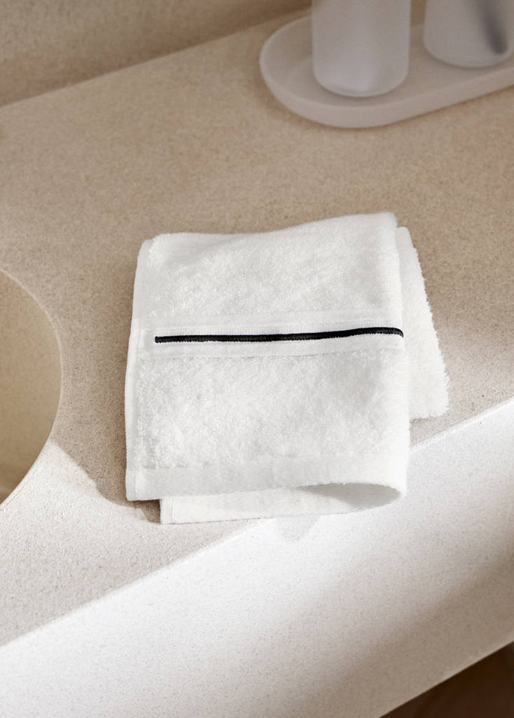 Cotton hand towel with embroidered scalloped edge - thumbnail 5