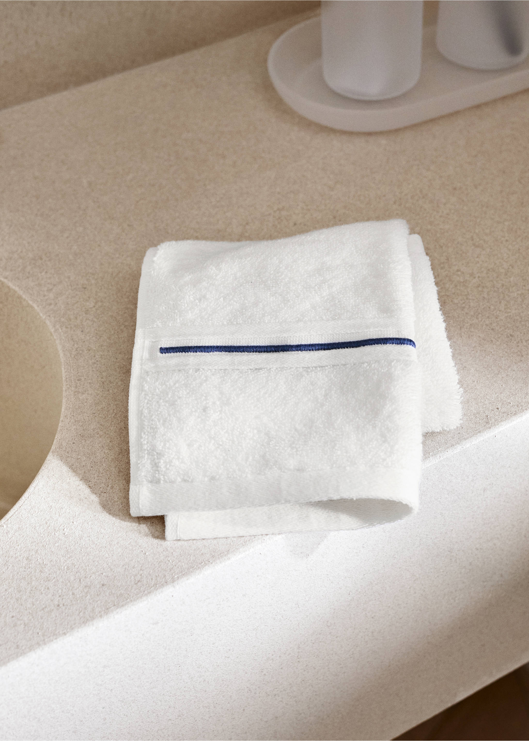 Cotton hand towel with embroidered scalloped edge - General plane, White. Ref: 27001571-00.
