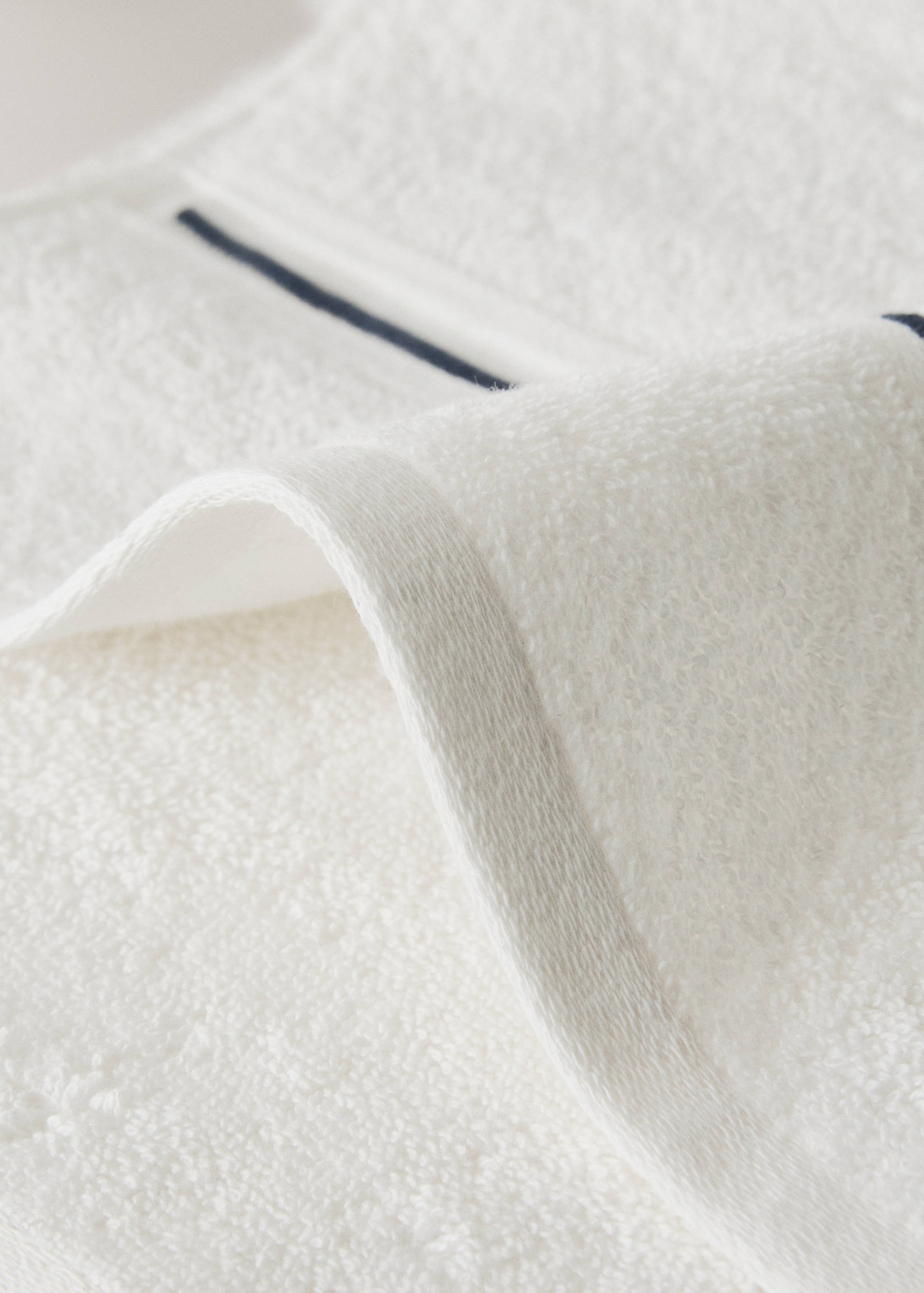 Cotton hand towel with embroidered scalloped edge - Details of the article 1