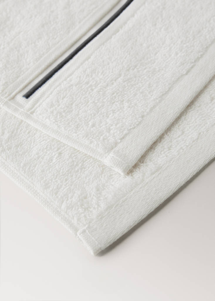 Cotton hand towel with embroidered scalloped edge - thumbnail 8