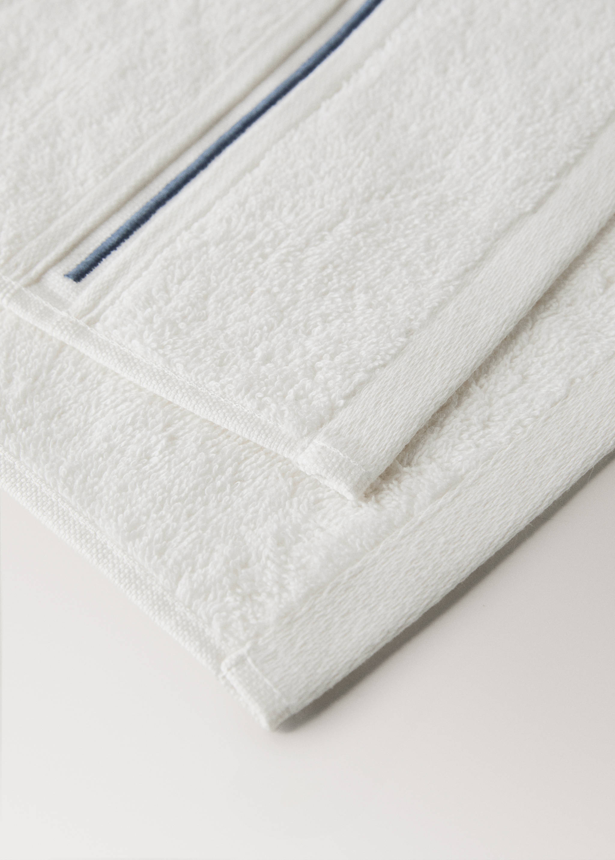Cotton hand towel with embroidered scalloped edge - Details of the article 2