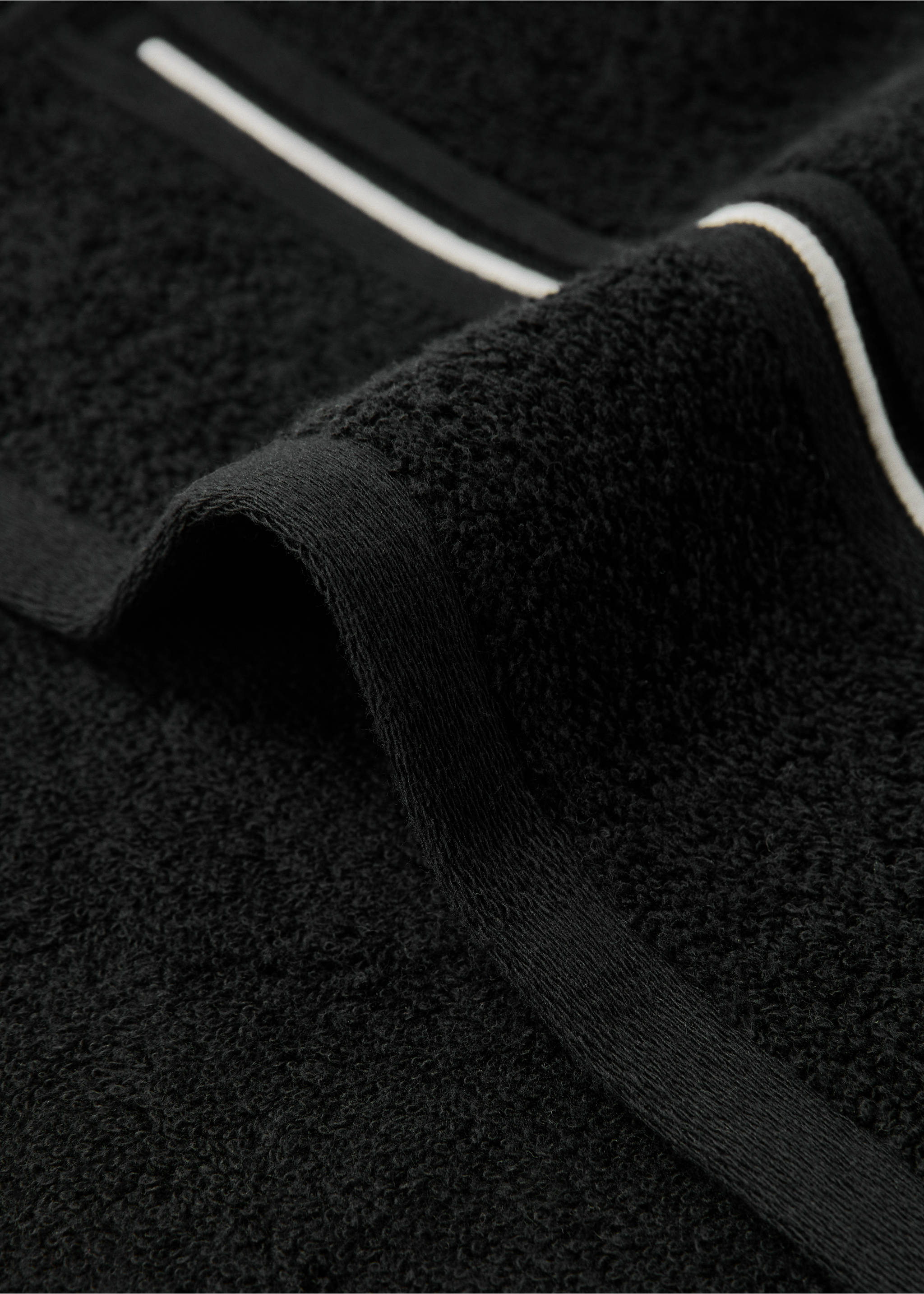Cotton hand towel with embroidered scalloped edge - Details of the article 1, Black. Ref: 27001571-00.