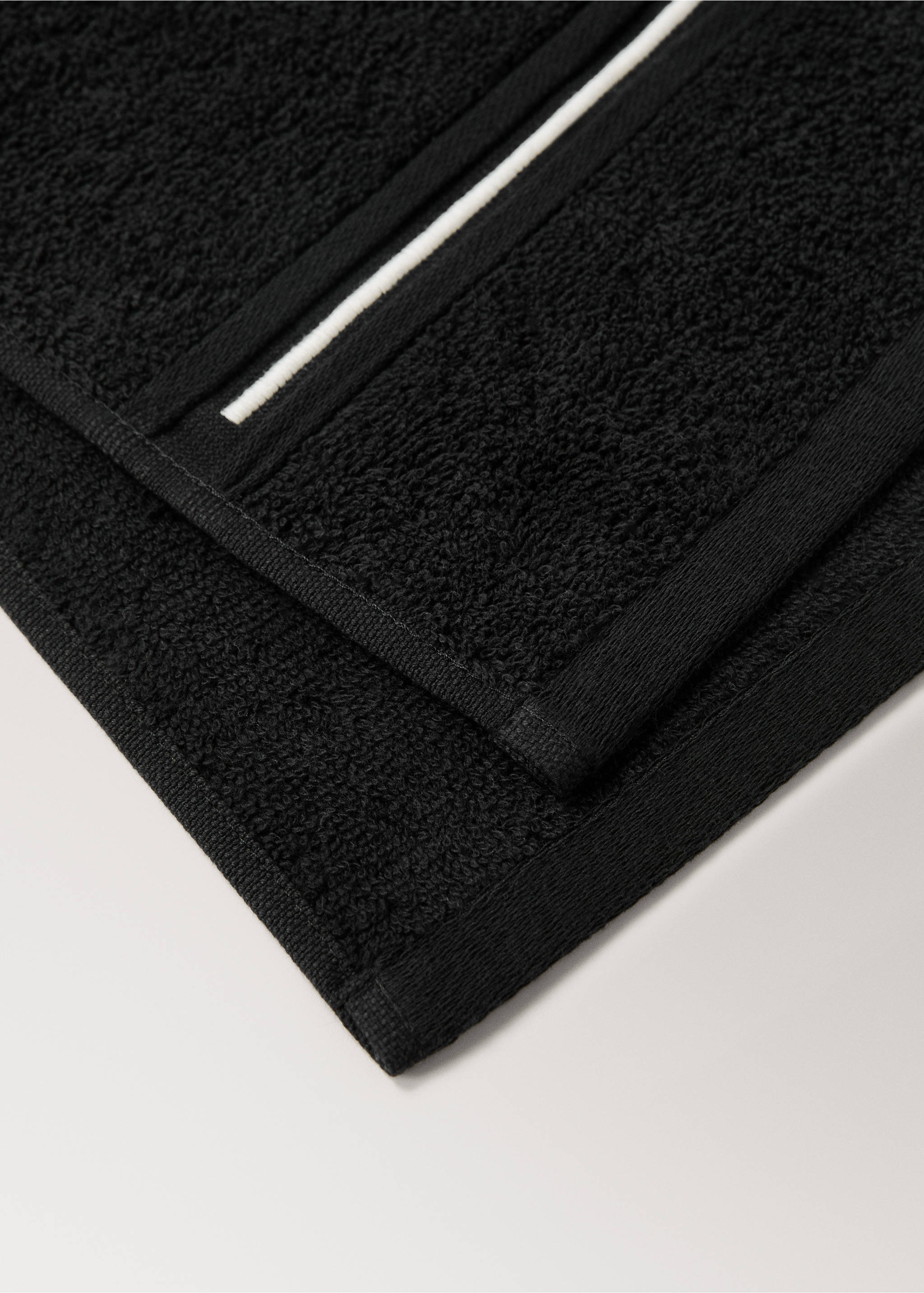 Cotton hand towel with embroidered scalloped edge - Details of the article 2, Black. Ref: 27001571-00.