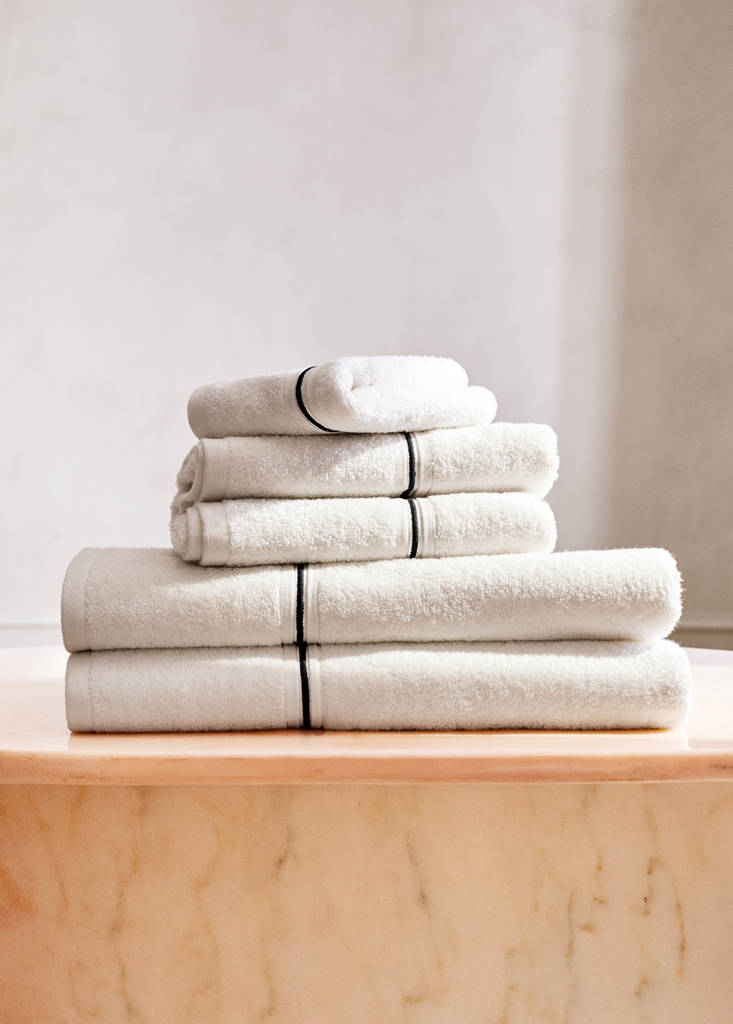 Cotton hand towel with embroidered scalloped edge - thumbnail 6
