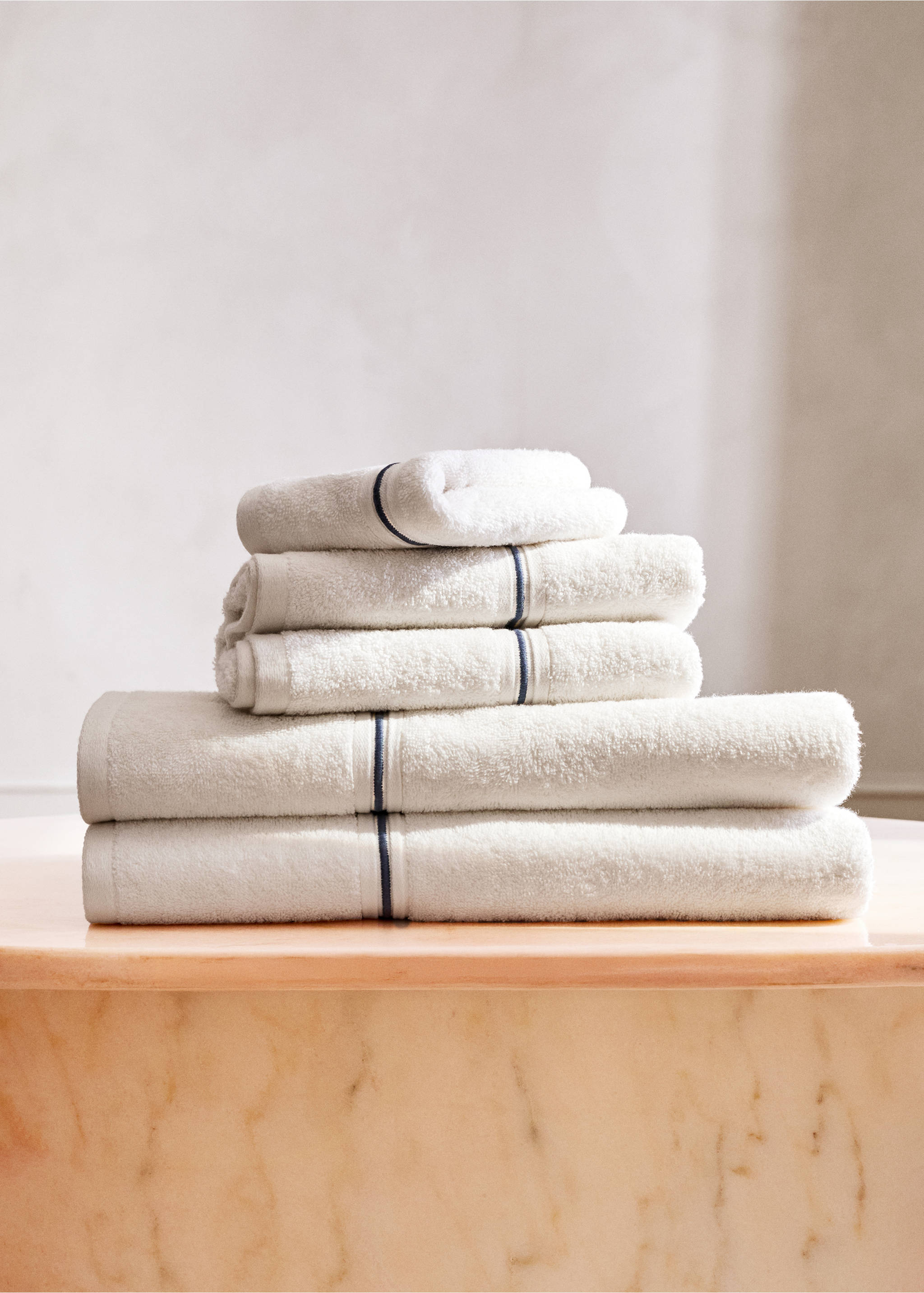 Handduk i bomull med broderad bård - Allmän bild, Vit. Ref: 27001572-00.