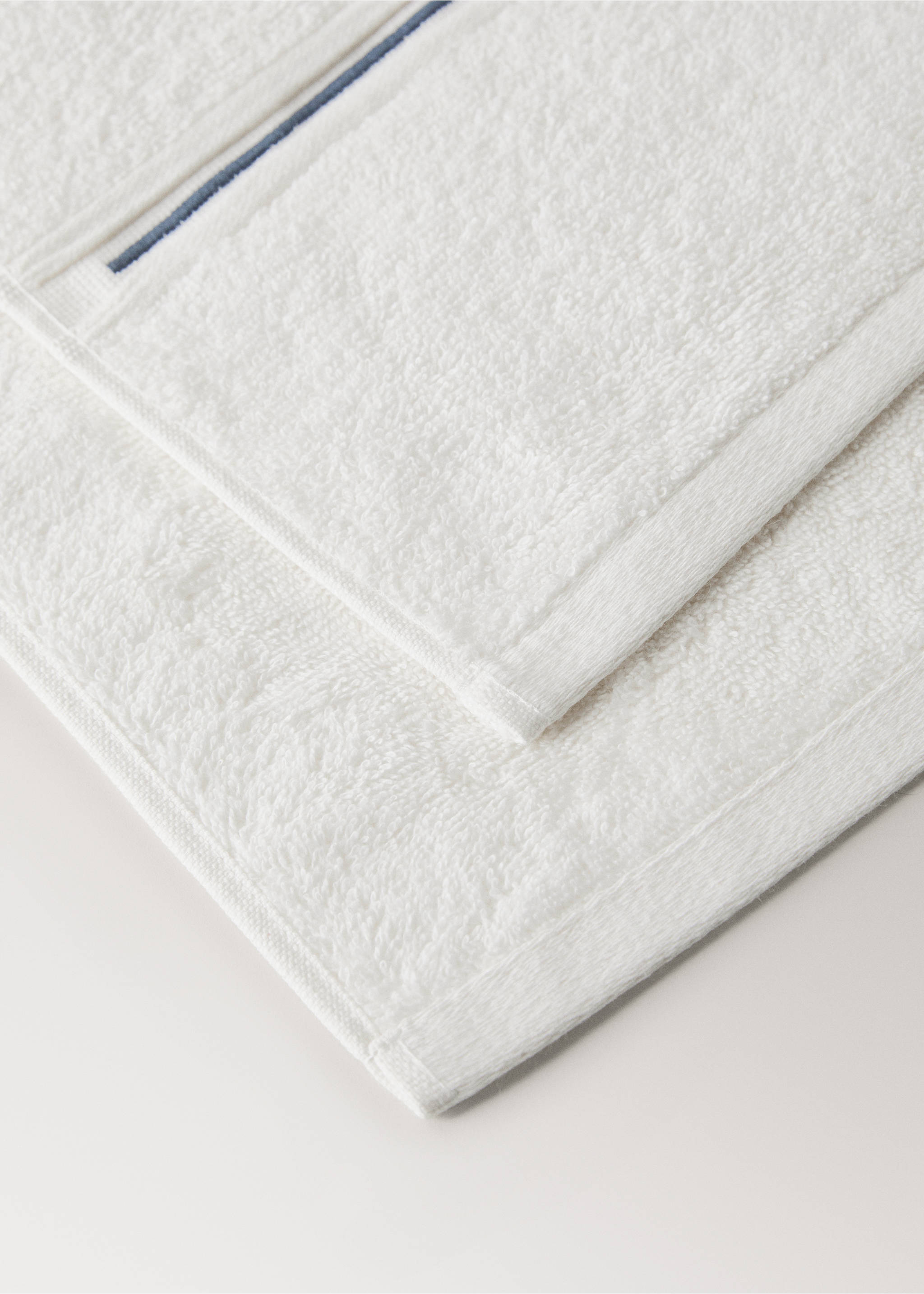 Handduk i bomull med broderad bård - Detaljer om artikeln 2, Vit. Ref: 27001572-00.