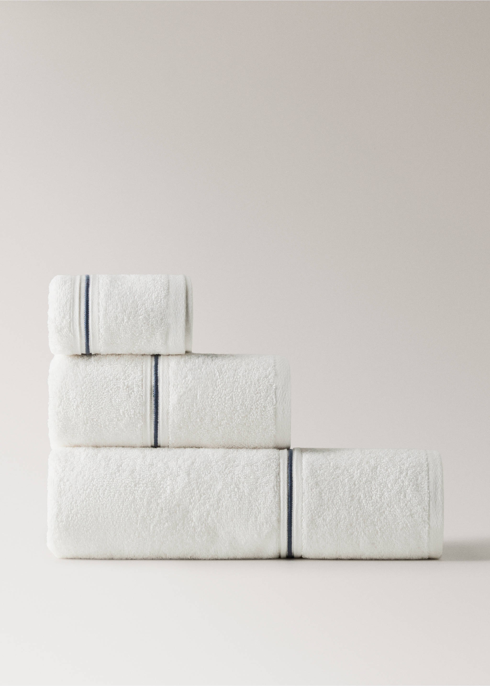 Cotton hand towel with embroidered scalloped edge - Article without model, White. Ref: 27001572-00.