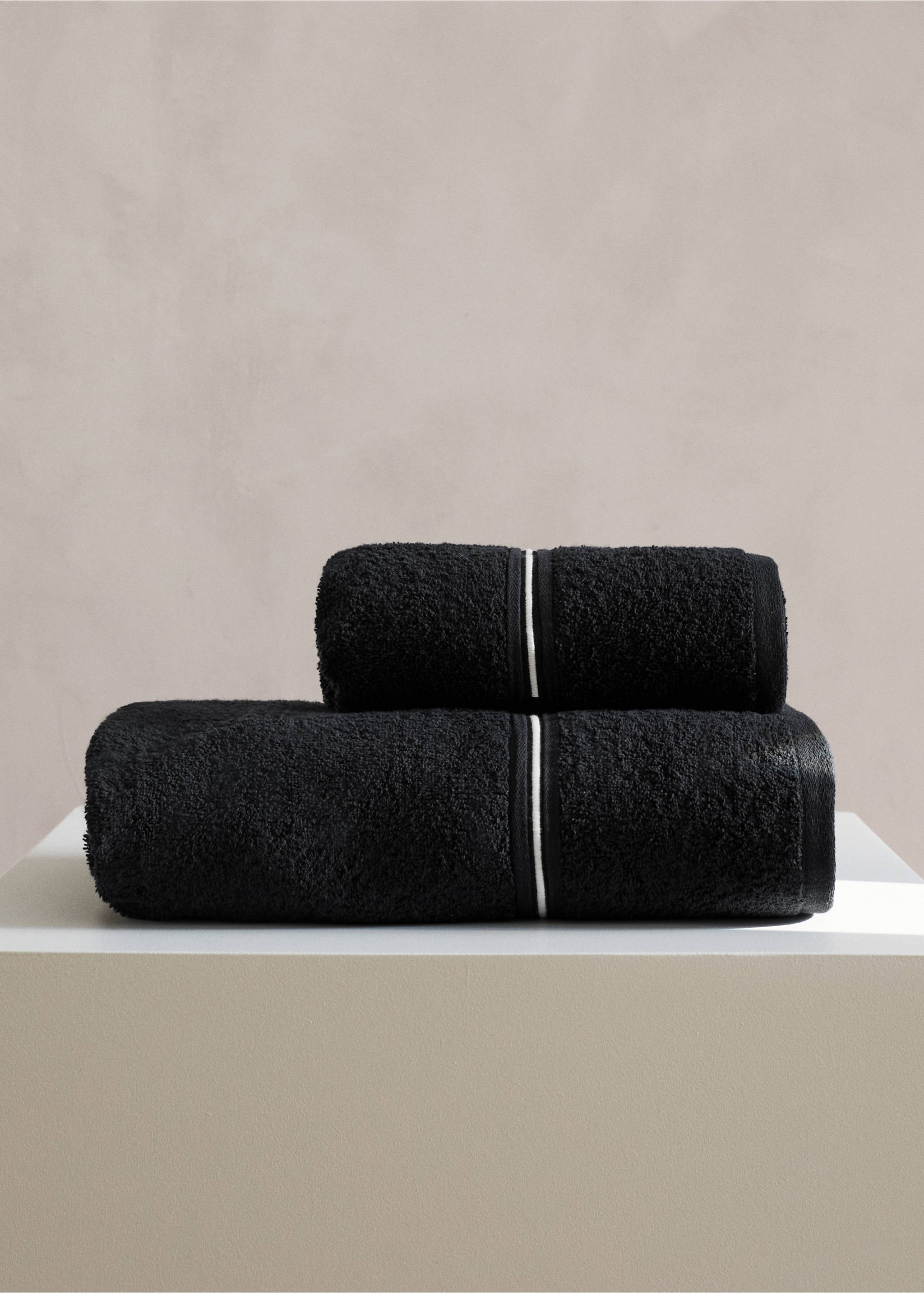 Katoenen handdoek met geborduurde festonrand - Overzichtstekening, Zwart. Ref: 27001572-00.