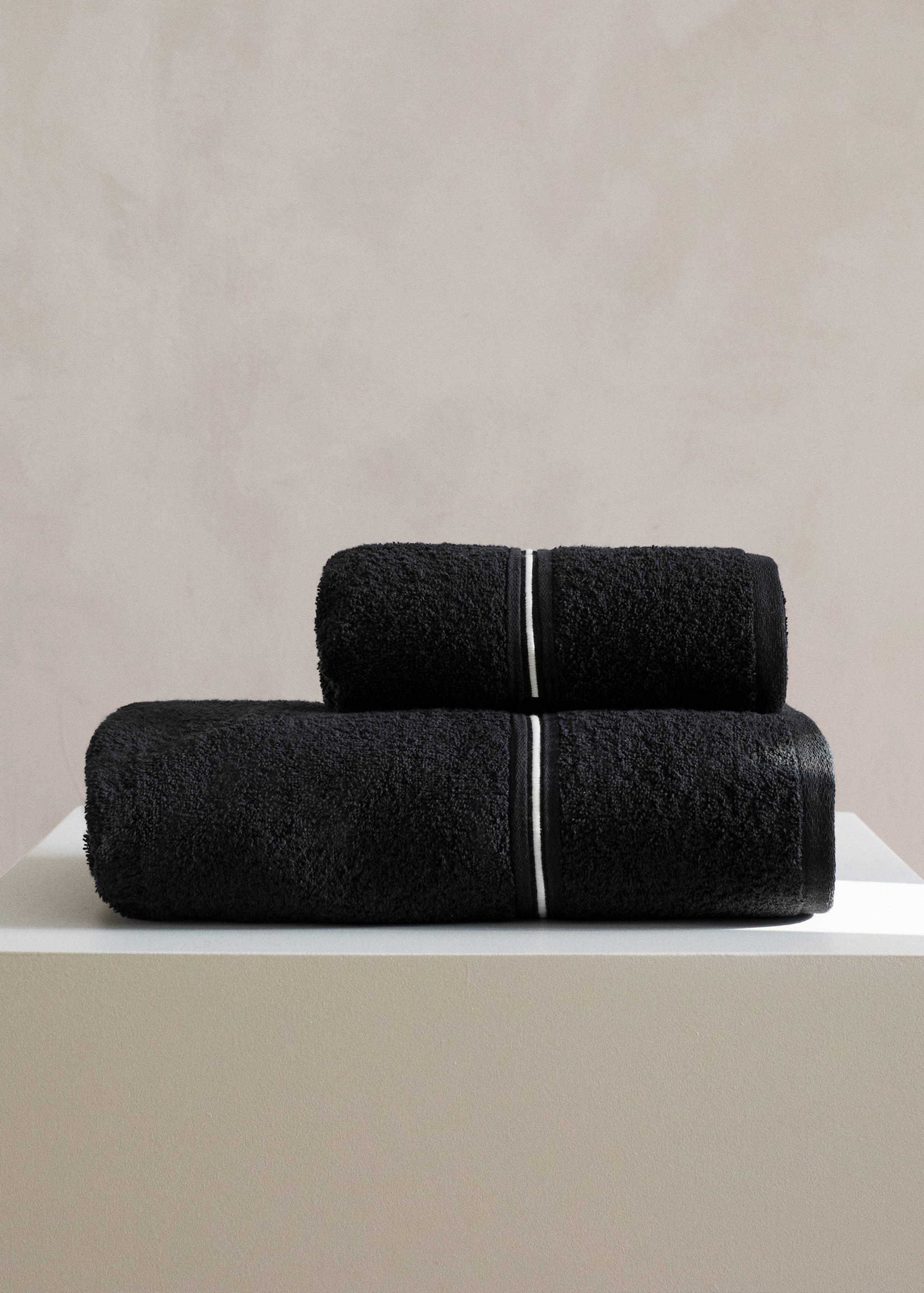 Handduk i bomull med broderad bård - Allmän bild