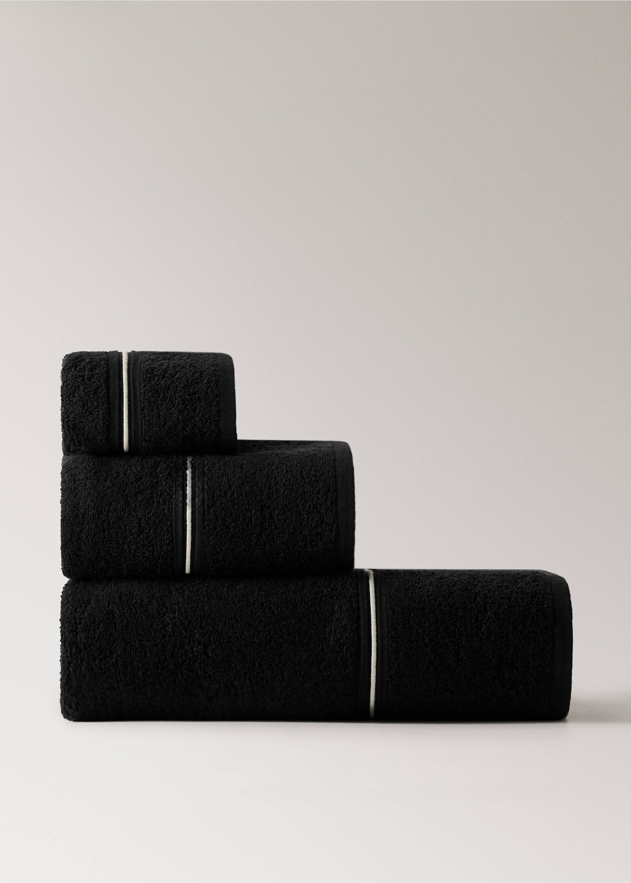 Katoenen handdoek met geborduurde festonrand - Artikel zonder model, Zwart. Ref: 27001572-00.