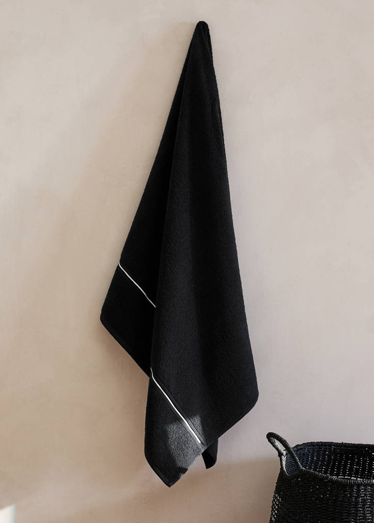 Cotton shower towel with embroidered scalloped border
