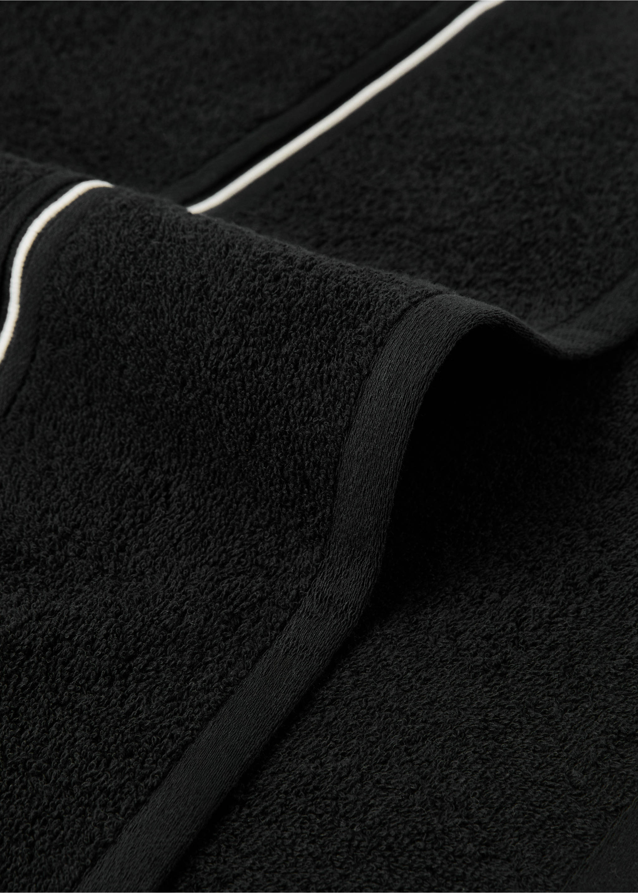 Hímzett szegélyű pamut fürdőtörölköző - A termék adatai 1, Fekete. Ref: 27001573-00.