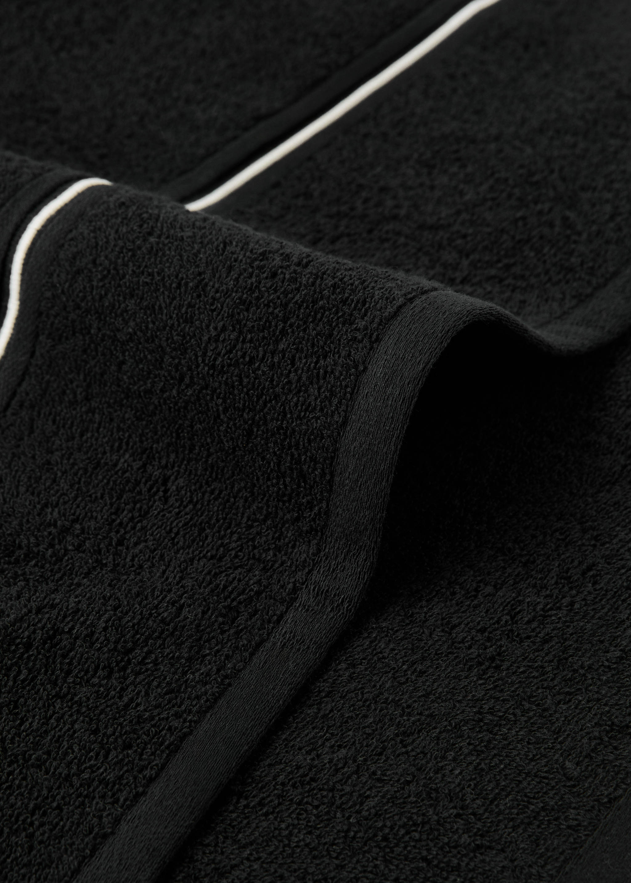 Cotton shower towel with embroidered scalloped border - Details of the article 1