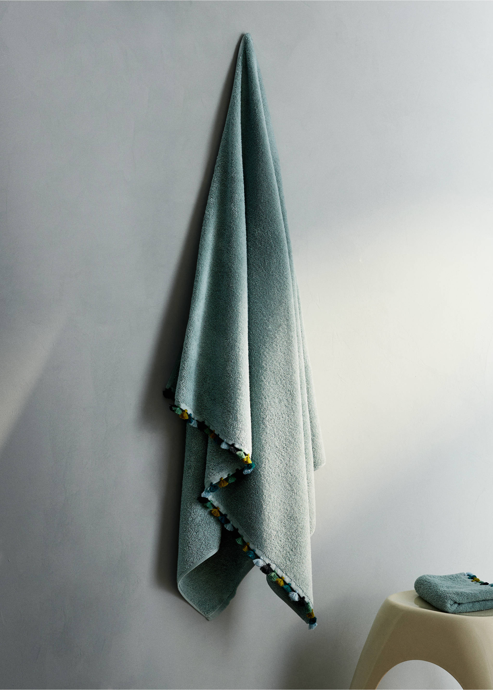Toalha de banho de tecido turco de algodão com detalhe de pompom - Plano geral, Verde-azeitona. Ref: 27001576-00.