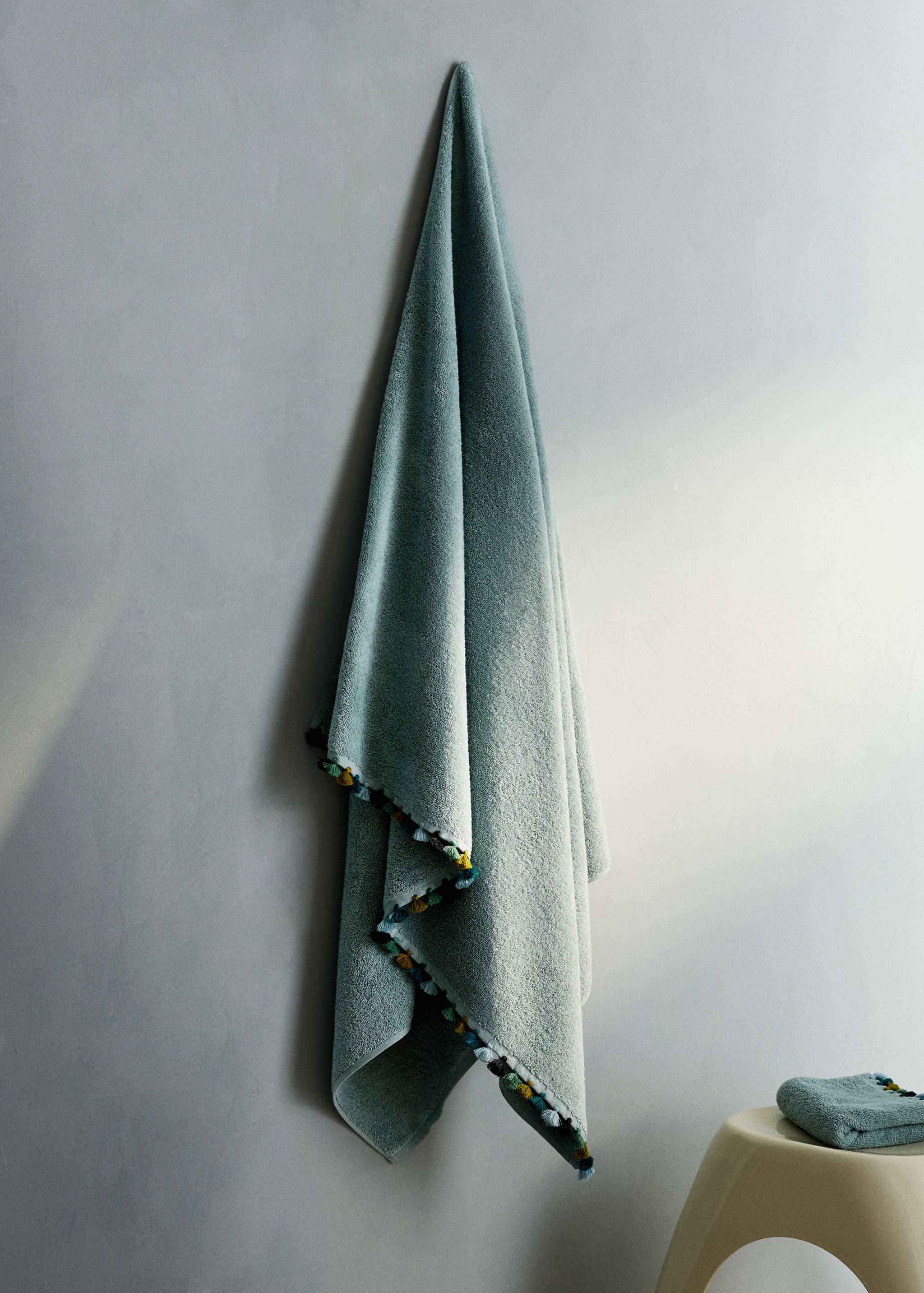 Cotton terry bath towel with pom-pom detail - General plane