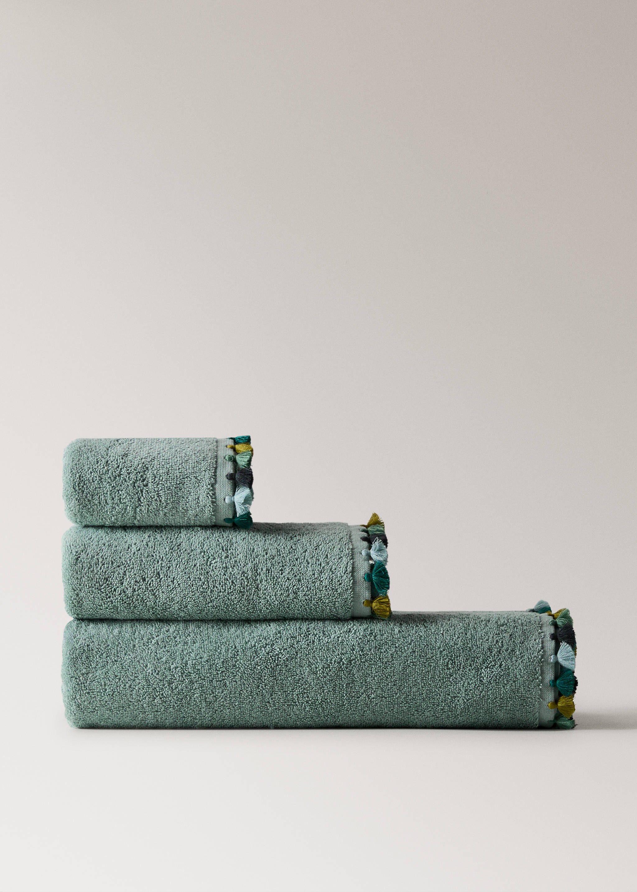 Cotton terry bath towel with pom-pom detail - Article without model