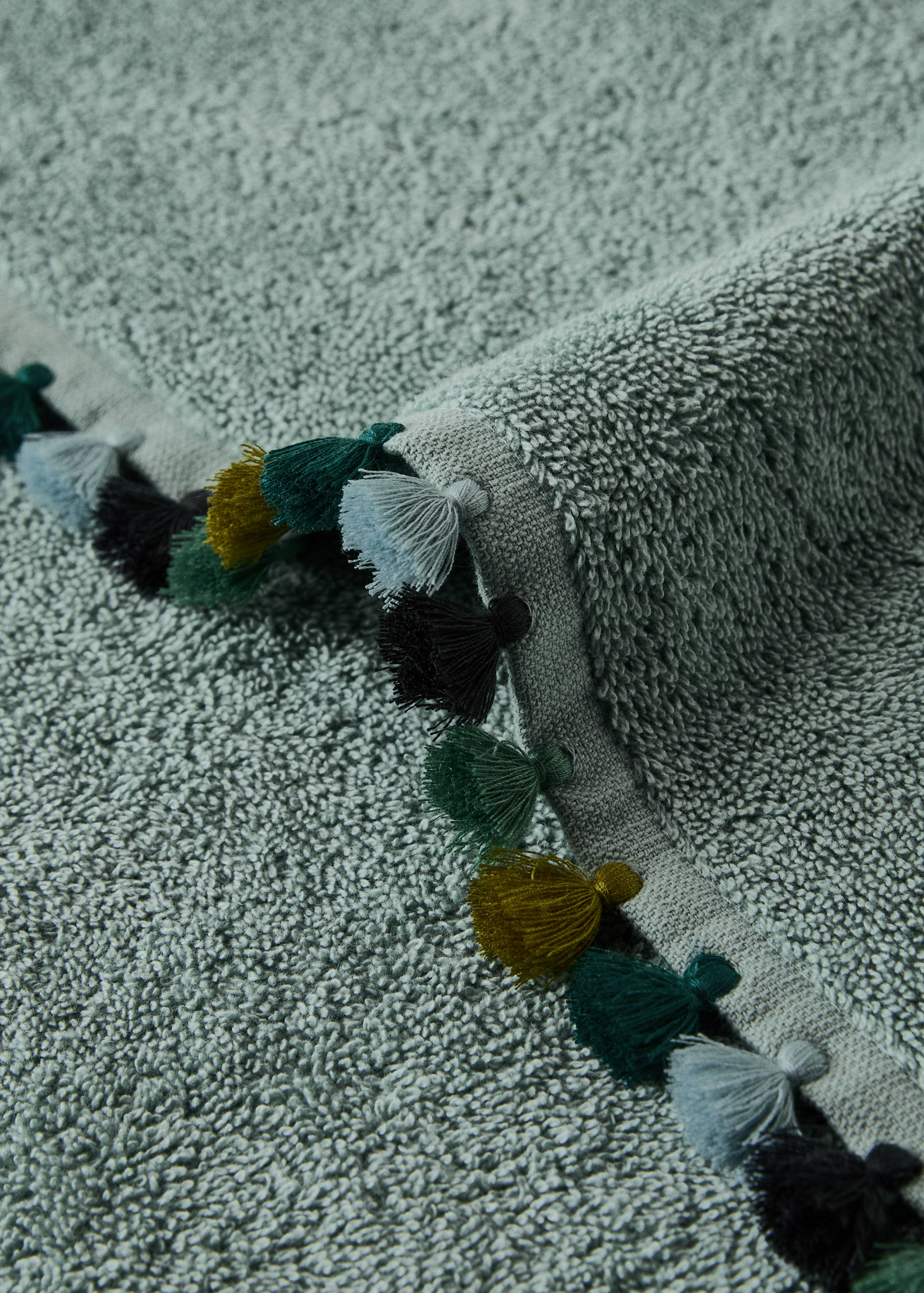 Cotton terry bath towel with pom-pom detail - Details of the article 1