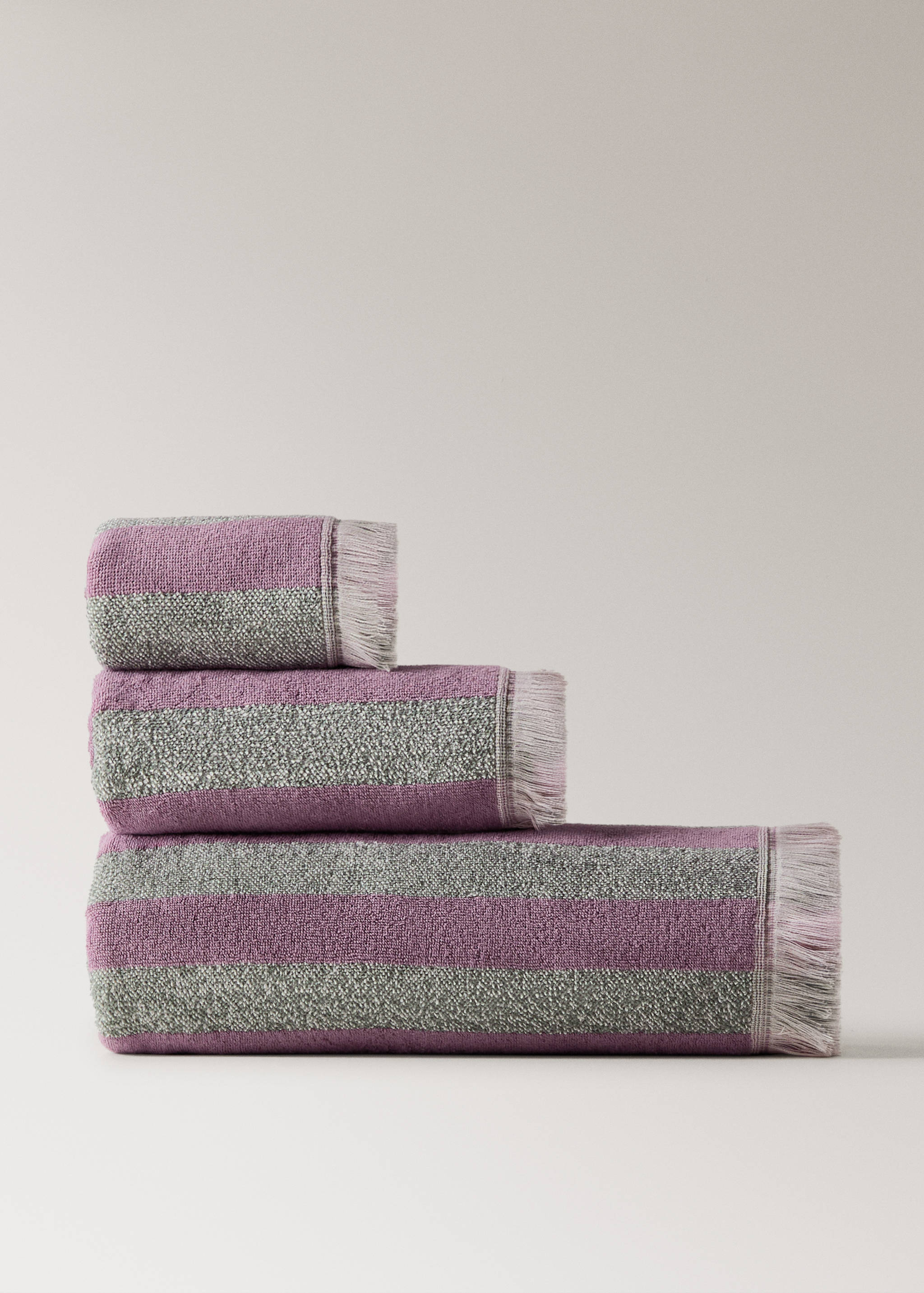 Cotton hand towel with striped pattern and fringes - Article without model