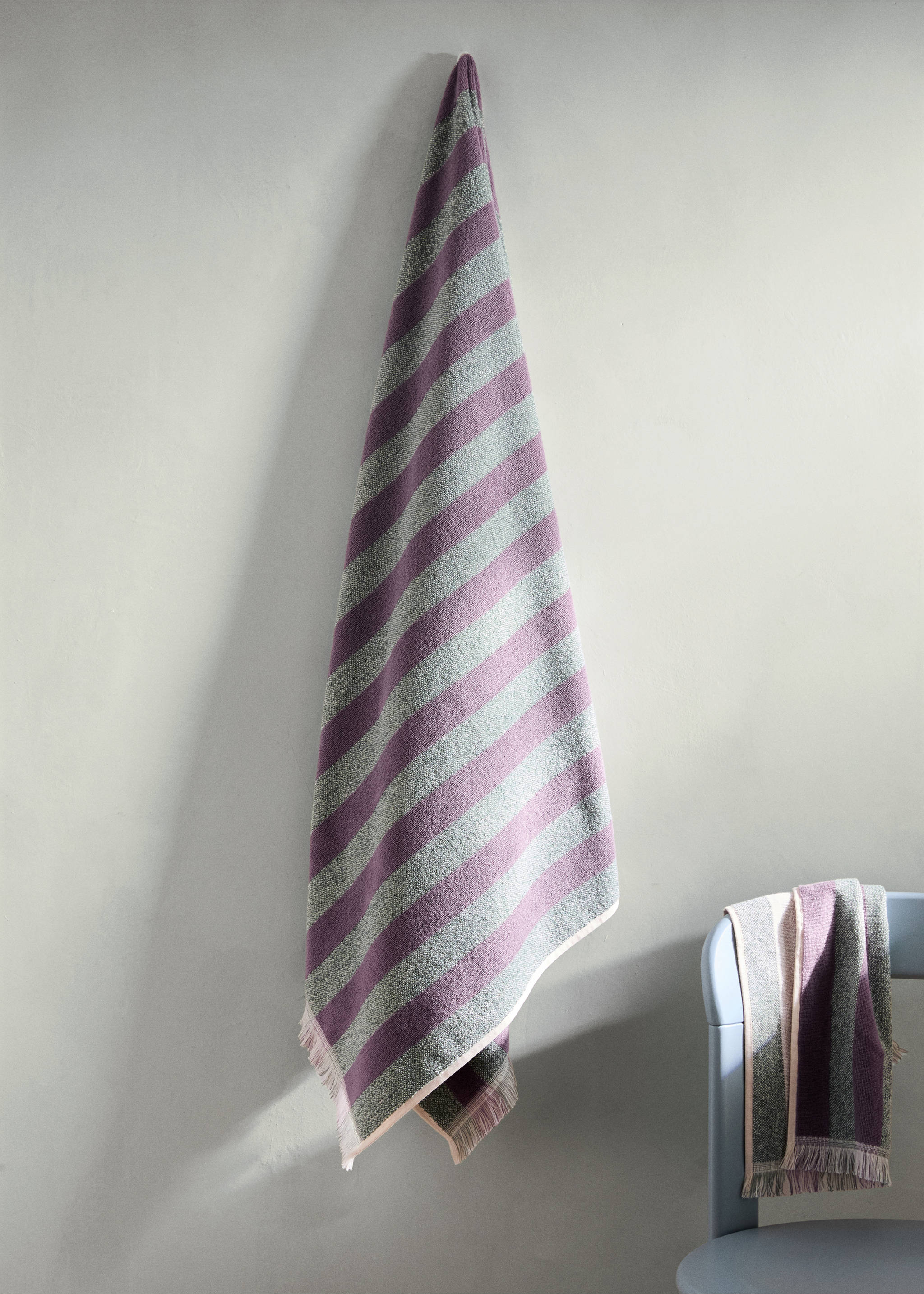Cotton bath towel with striped pattern and coloured fringes - General plane, Blue. Ref: 27001579-00.