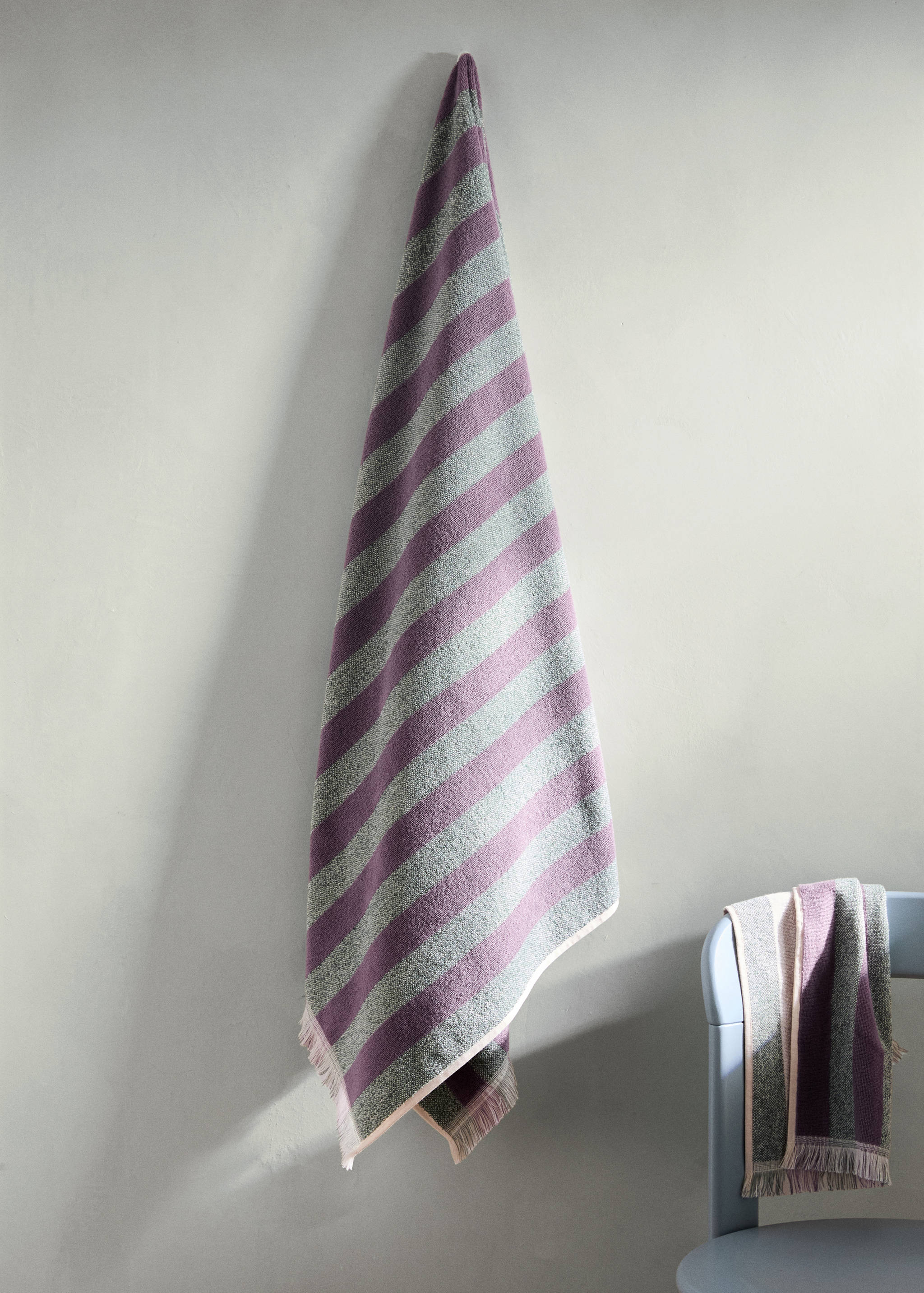 Cotton bath towel with striped pattern and coloured fringes - General plane