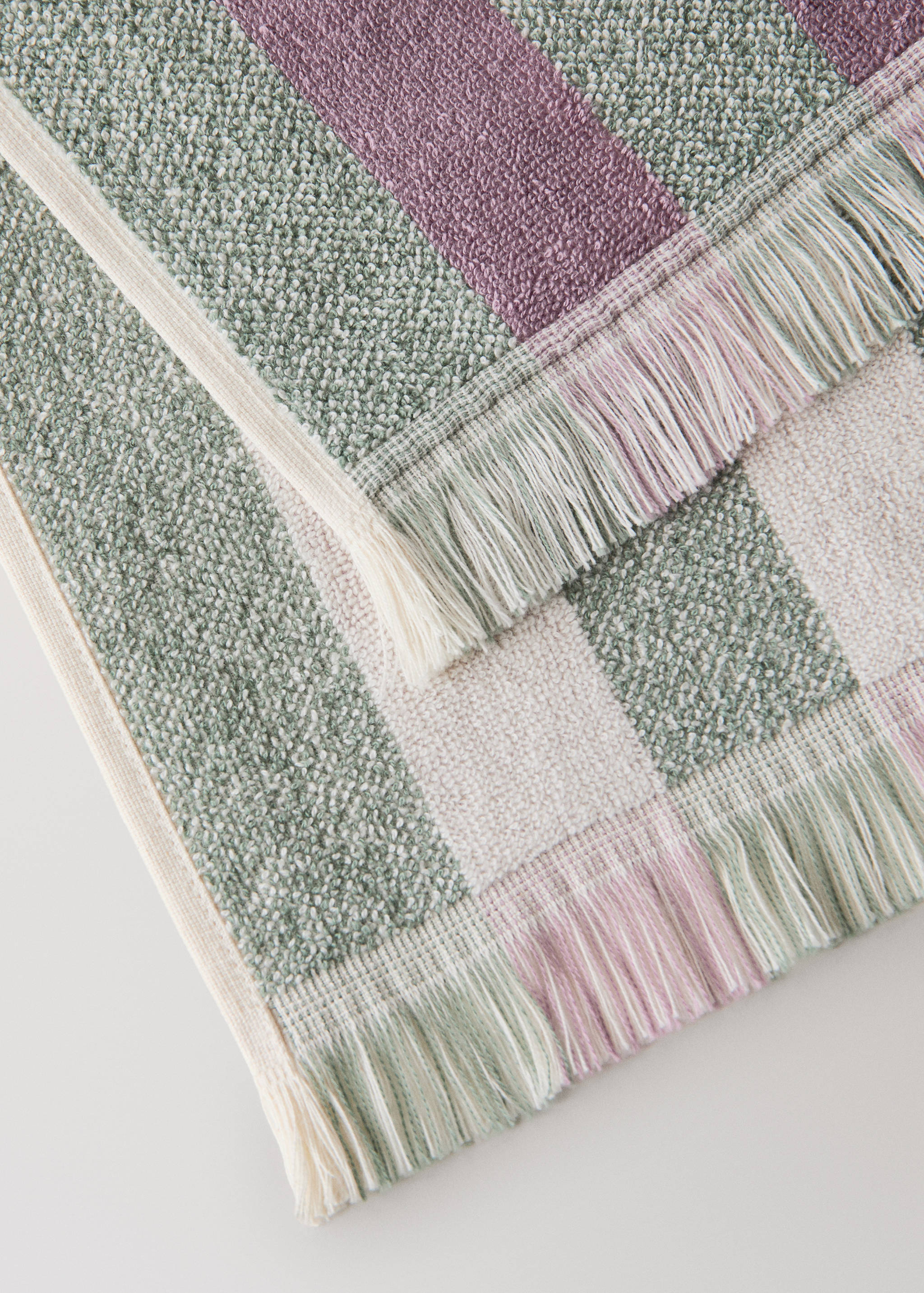 Cotton bath towel with striped pattern and coloured fringes - Details of the article 2