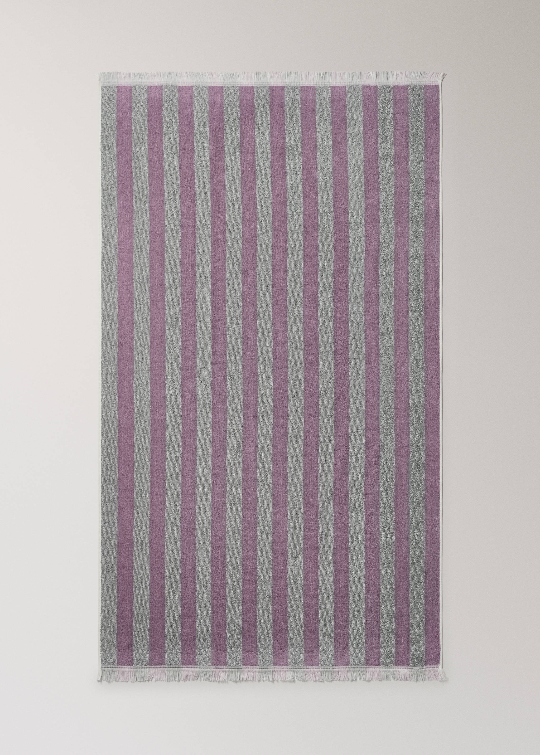 Cotton bath towel with striped pattern and coloured fringes - Details of the article 3