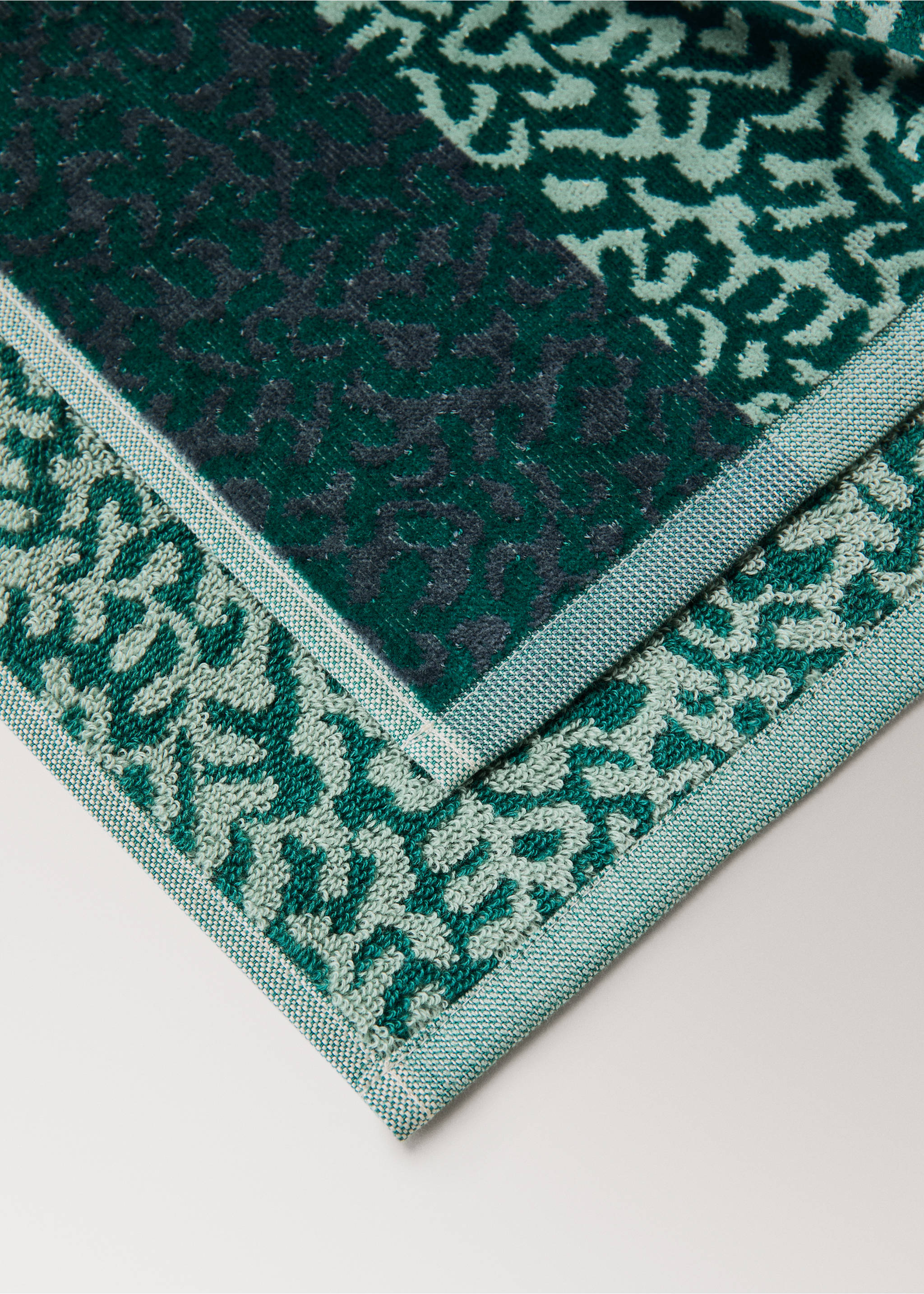 Jacquard cotton terry animal pattern hand towel - Details of the article 2, Aqua Green. Ref: 27001580-00.
