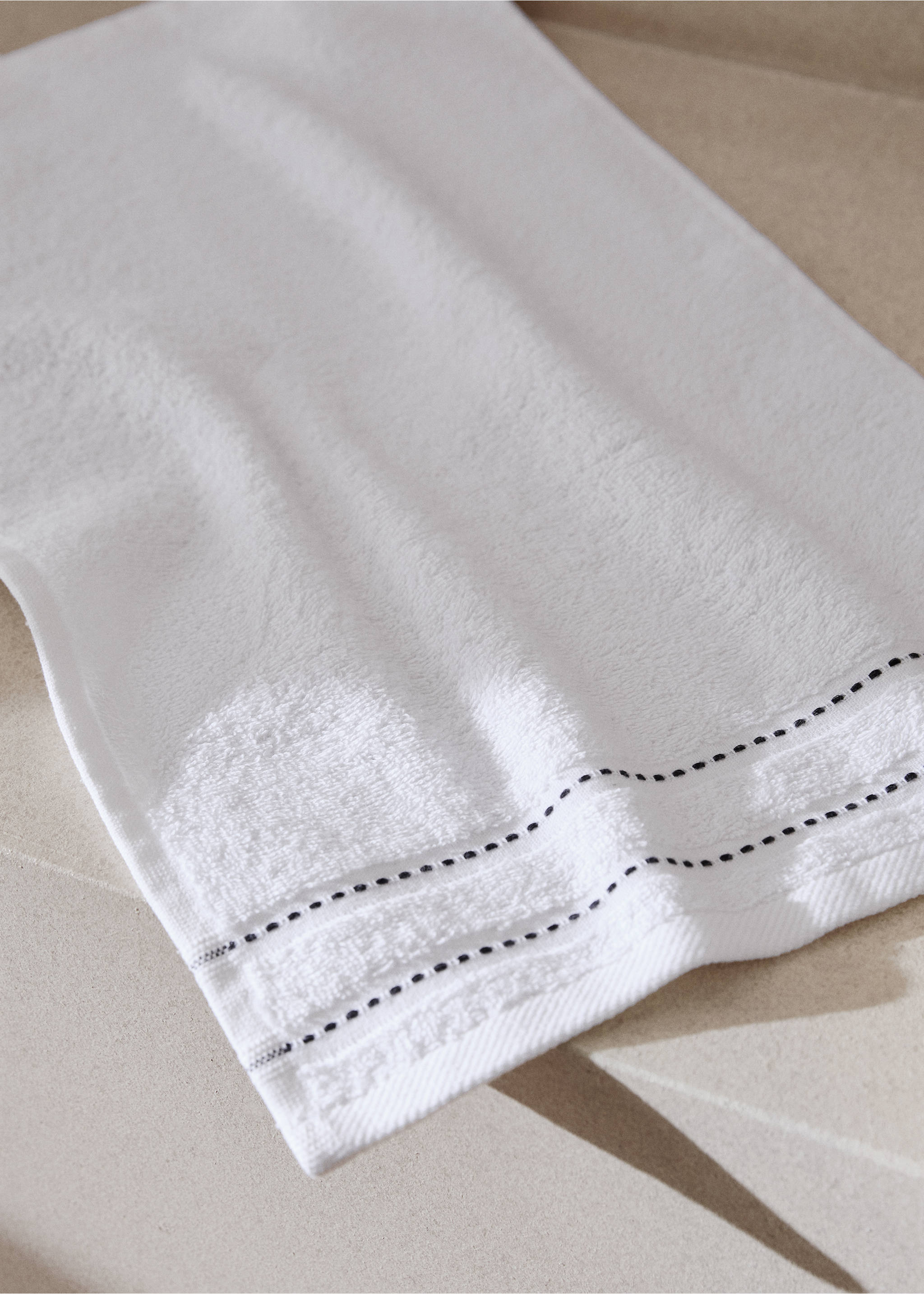 Cotton guest towel with embroidered dots - General plane, White. Ref: 27001581-00.