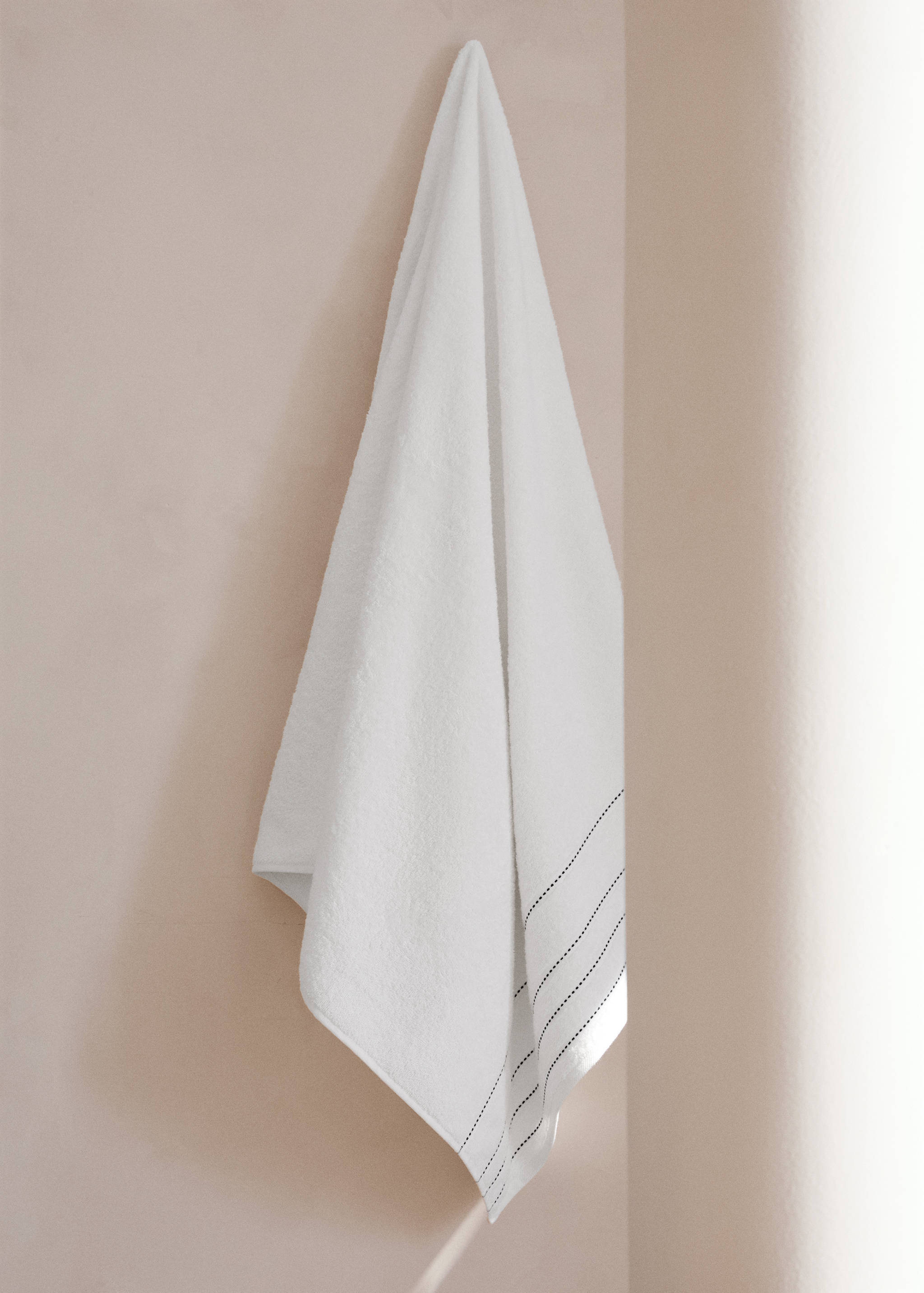 Cotton bath towel with embroidered dots - General plane