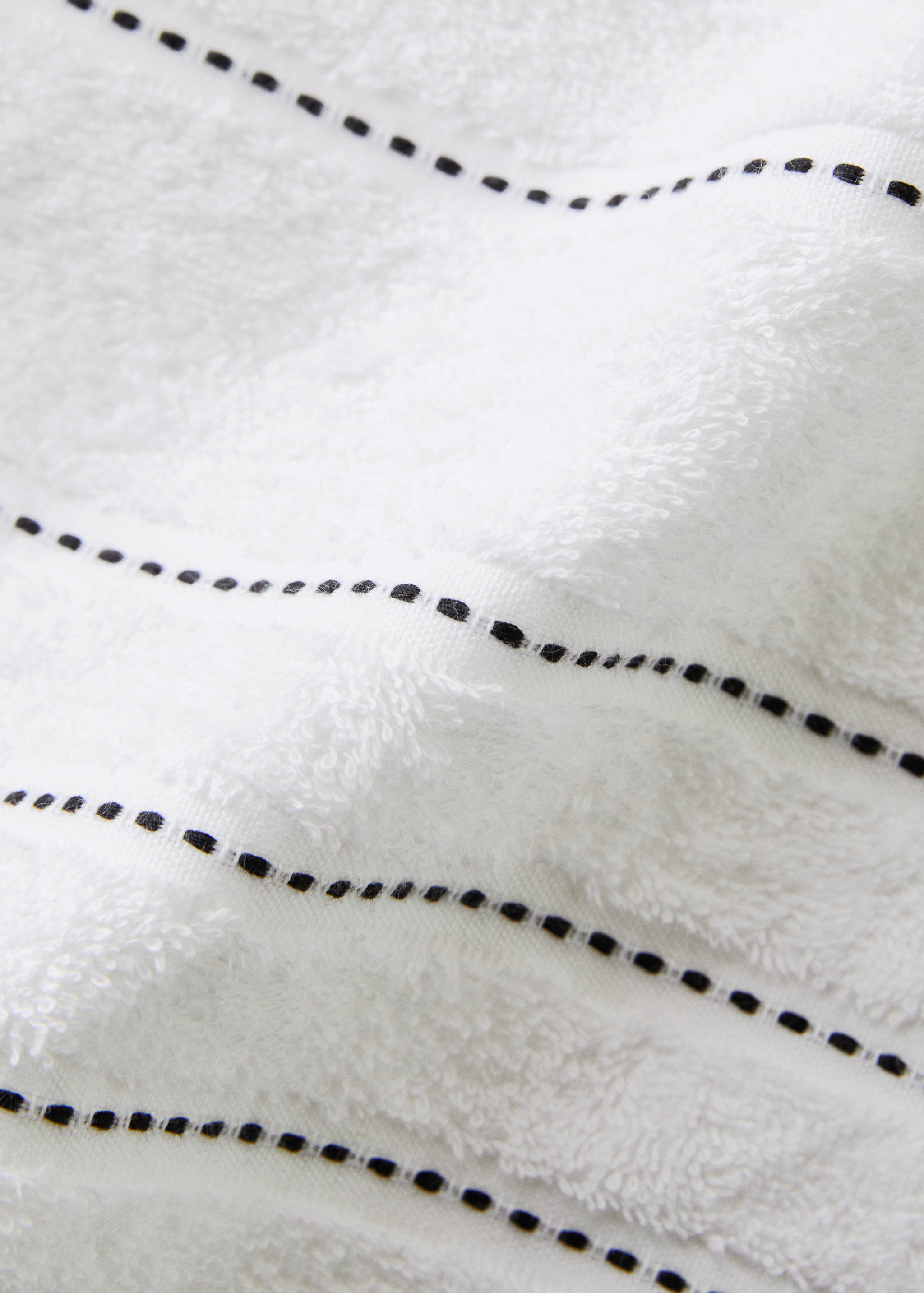 Cotton bath towel with embroidered dots - Details of the article 1