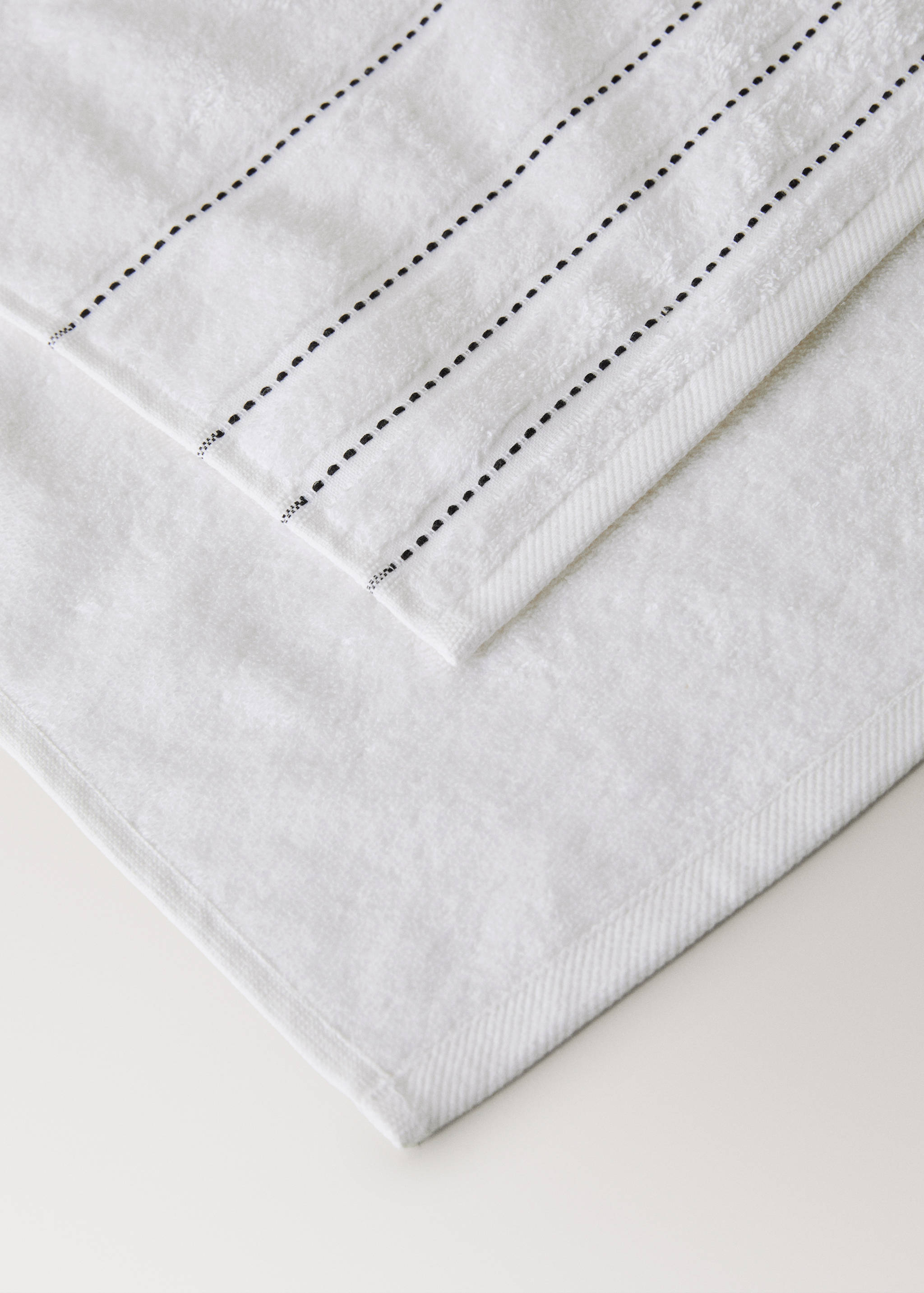 Cotton bath towel with embroidered dots - Details of the article 2