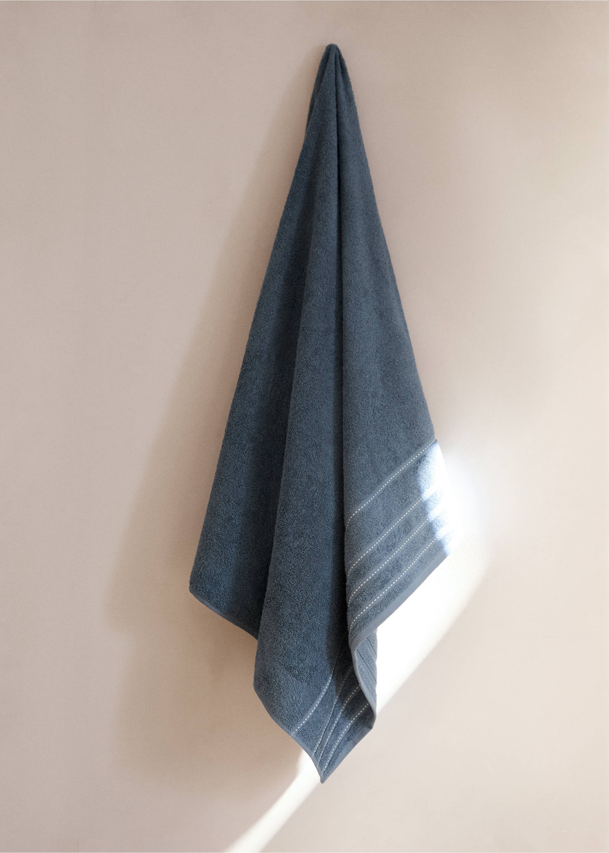Cotton bath towel with embroidered dots - General plane, Blue. Ref: 27001582-00.