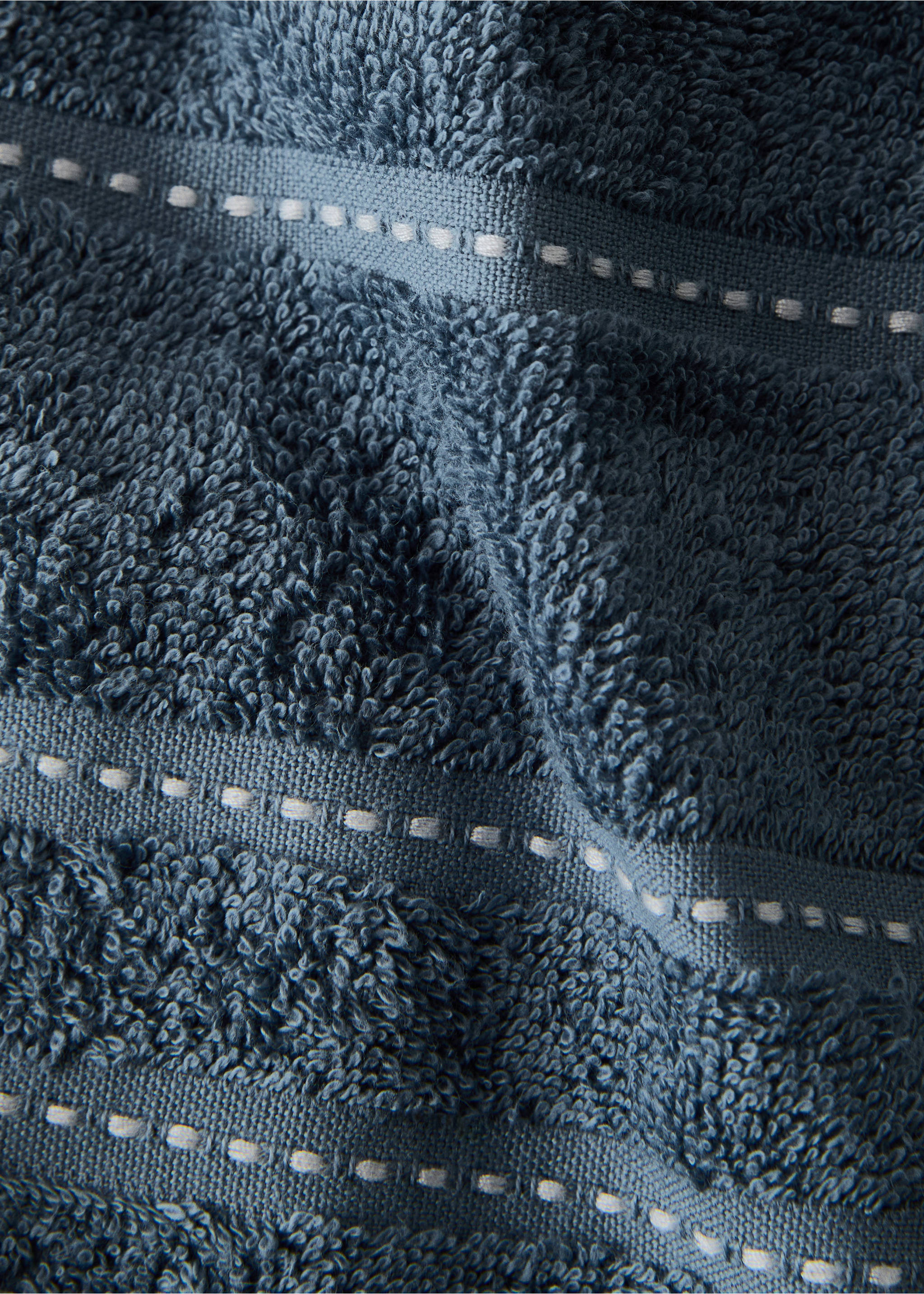 Cotton bath towel with embroidered dots - Details of the article 1, Blue. Ref: 27001582-00.
