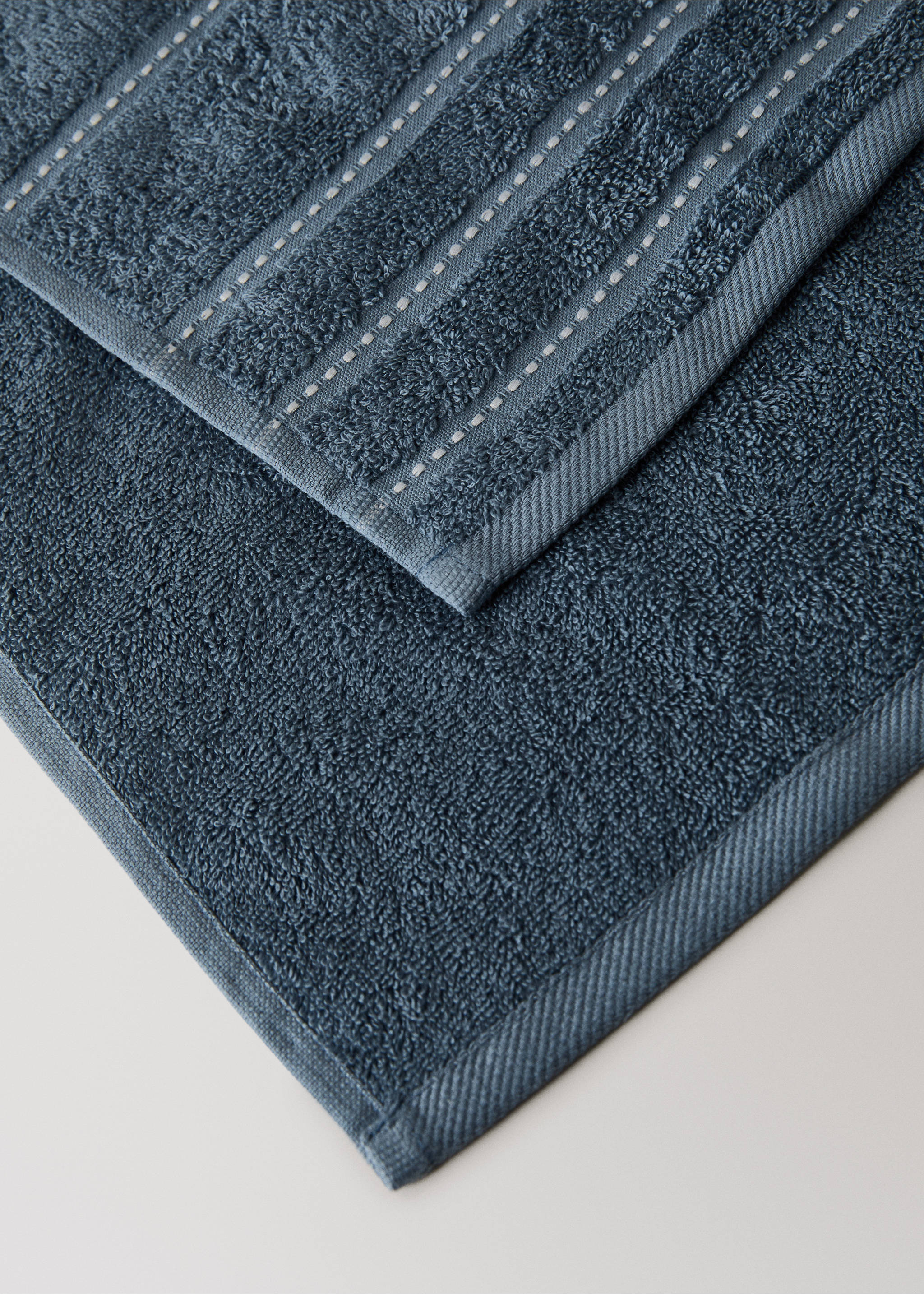 Cotton bath towel with embroidered dots - Details of the article 2, Blue. Ref: 27001582-00.